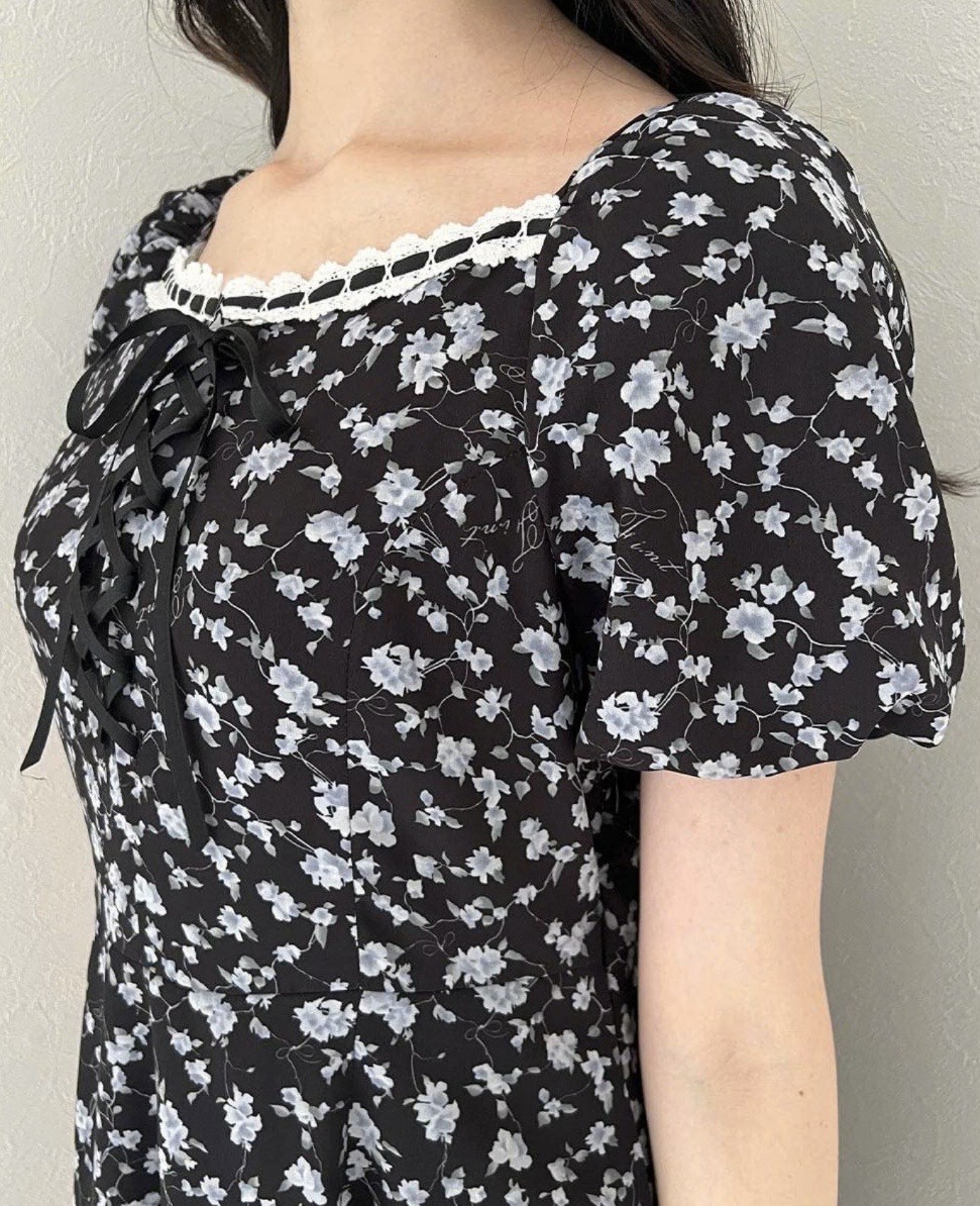 F i.n.tオリジナルのフラワープリントを施した華やかなワンピース🌸