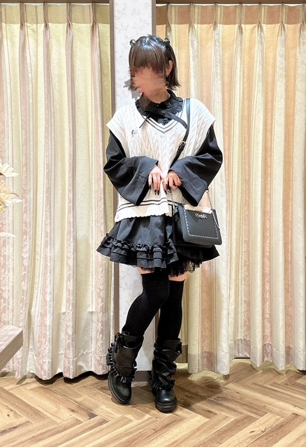 ゆったりニット×ミニ丈ワンピのキュートな着こなし