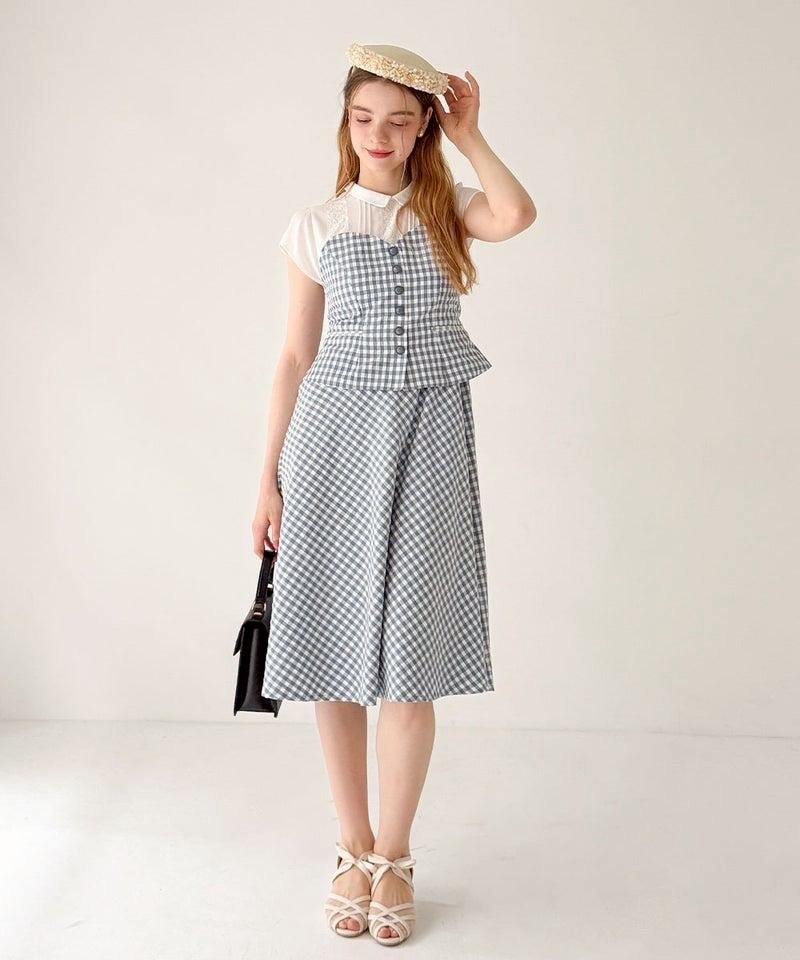 50’sを思わせるクラシカルなフィット&フレアーのシルエットが特別感溢れるワンピース