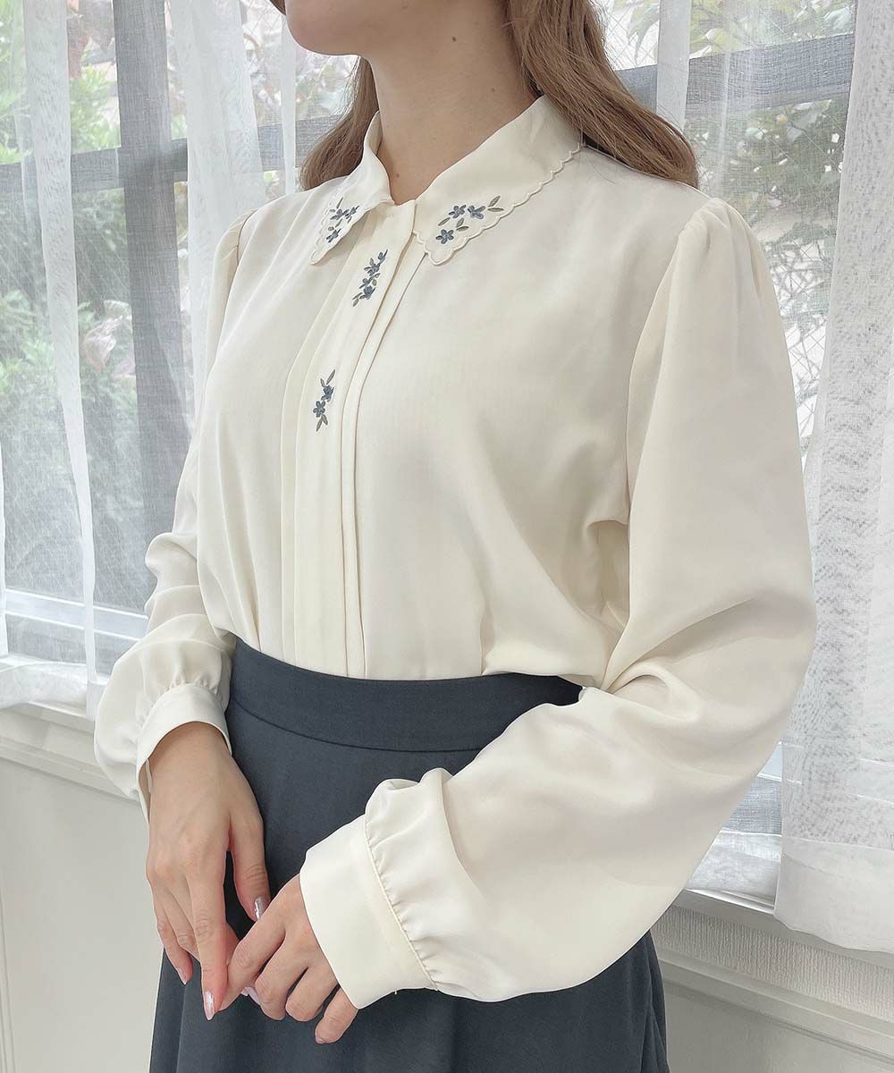 衿とフロントの小花刺繍がとびきりレトロなブラウス♡