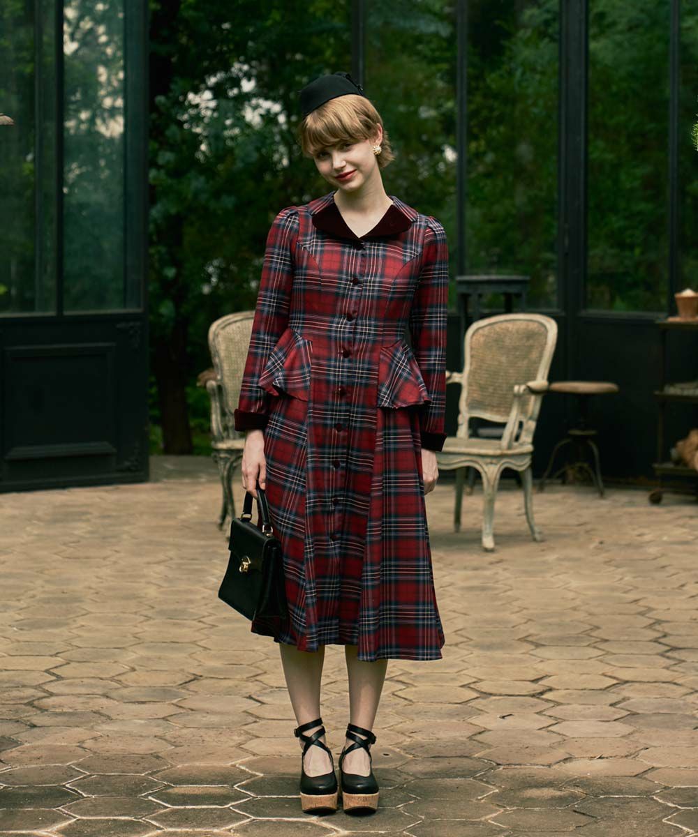 ペプラムシルエットがとびきりクラシカルなチェックワンピース👗