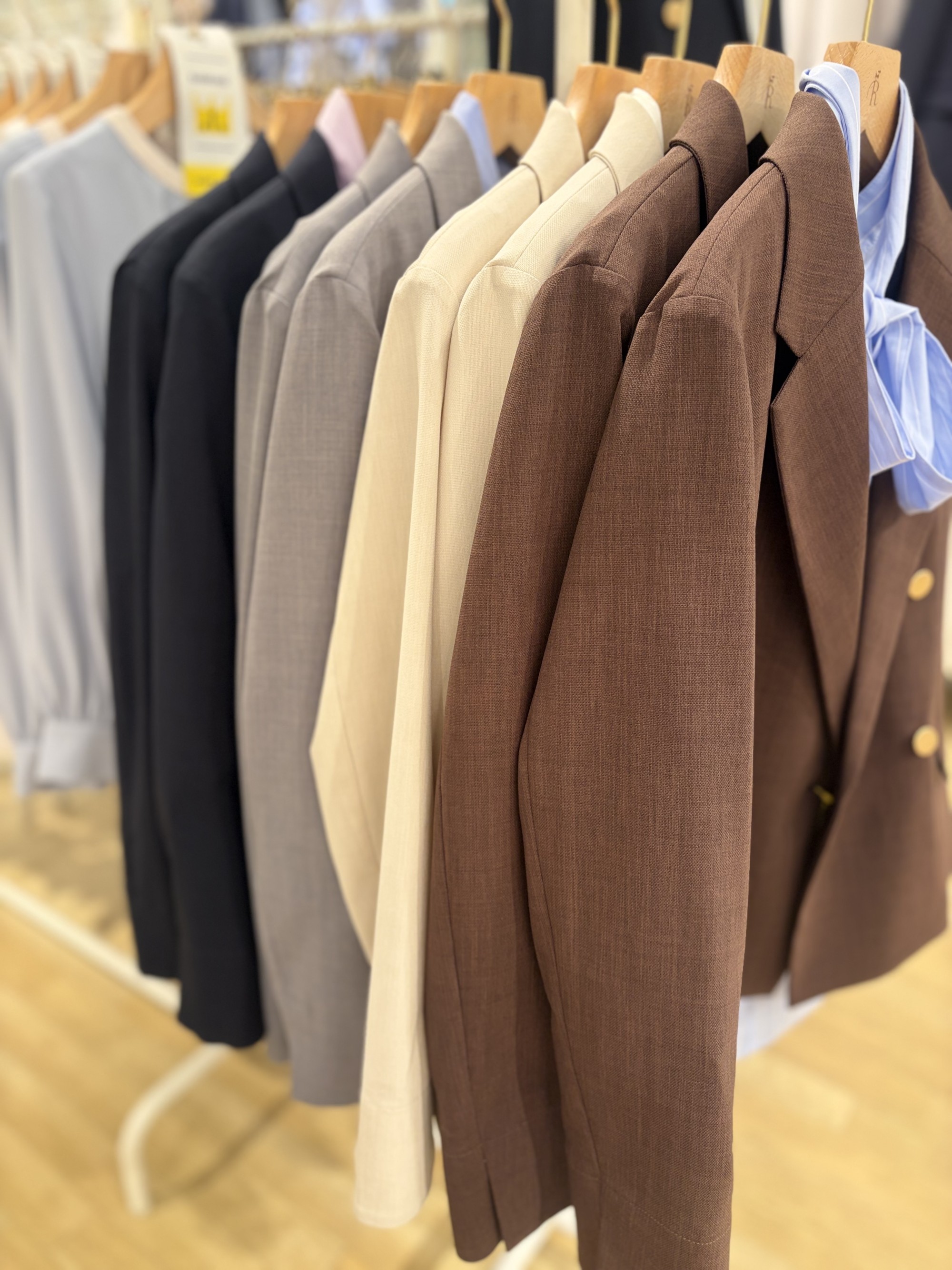 【オフィスカジュアルから休日まで着回せる】ダブルジャケット 