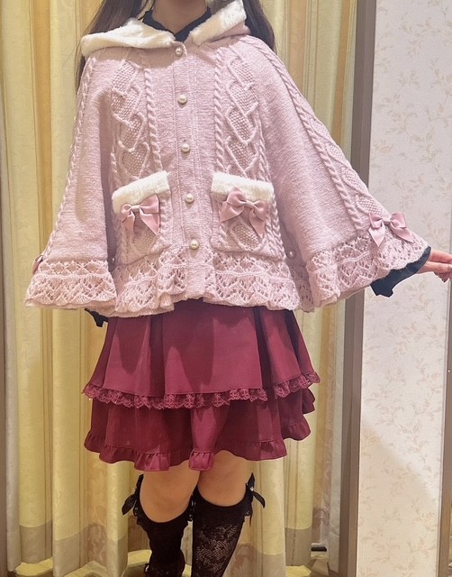 〘見た目も温かさも◎〙ガーリーなディティールがカワイイ！ニットケープ