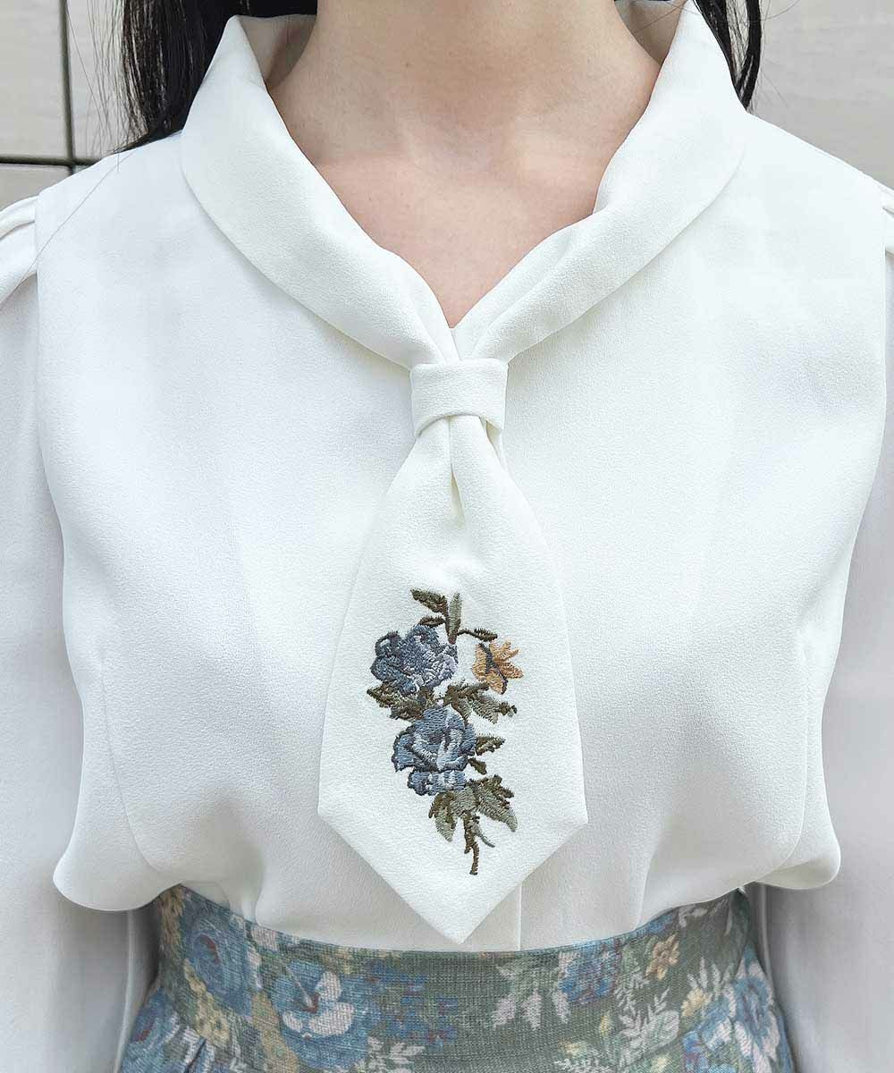 繊細なローズ刺繍入りのネクタイが目を惹くブラウス🥀