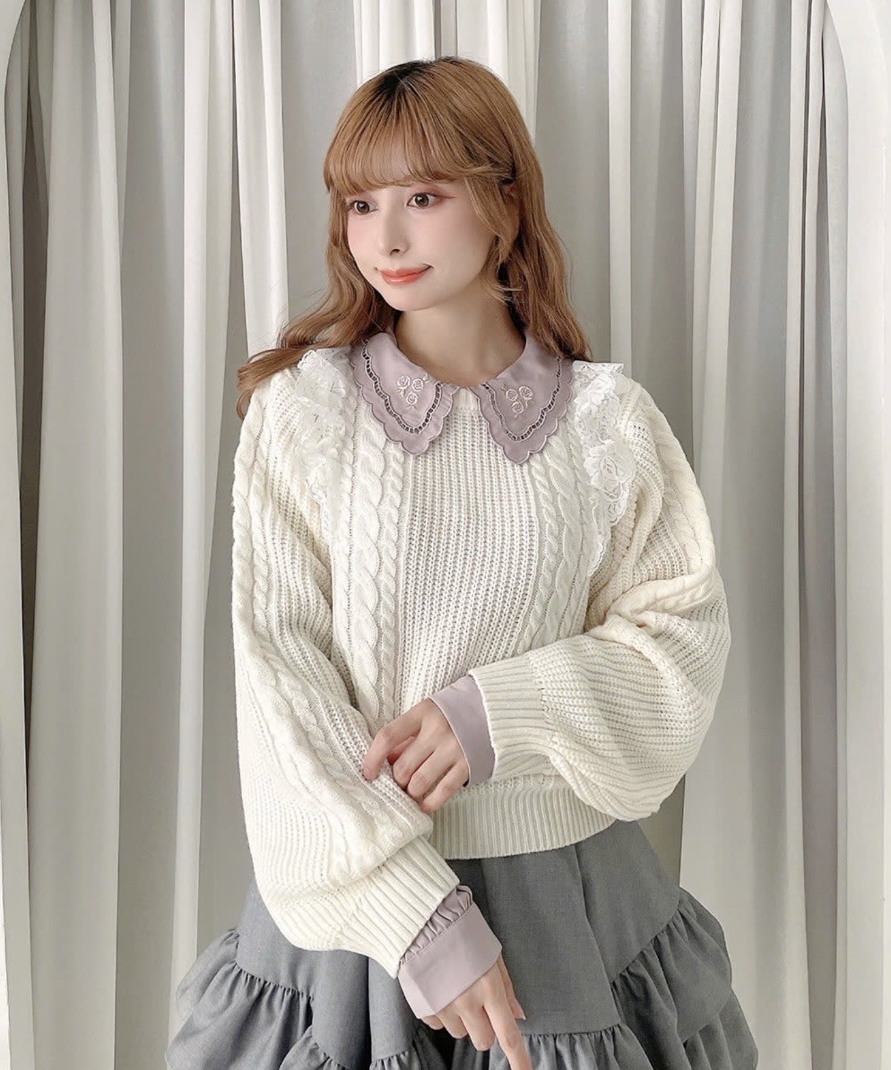フロントのレースフリルがガーリーな印象のニットプルオーバー♡