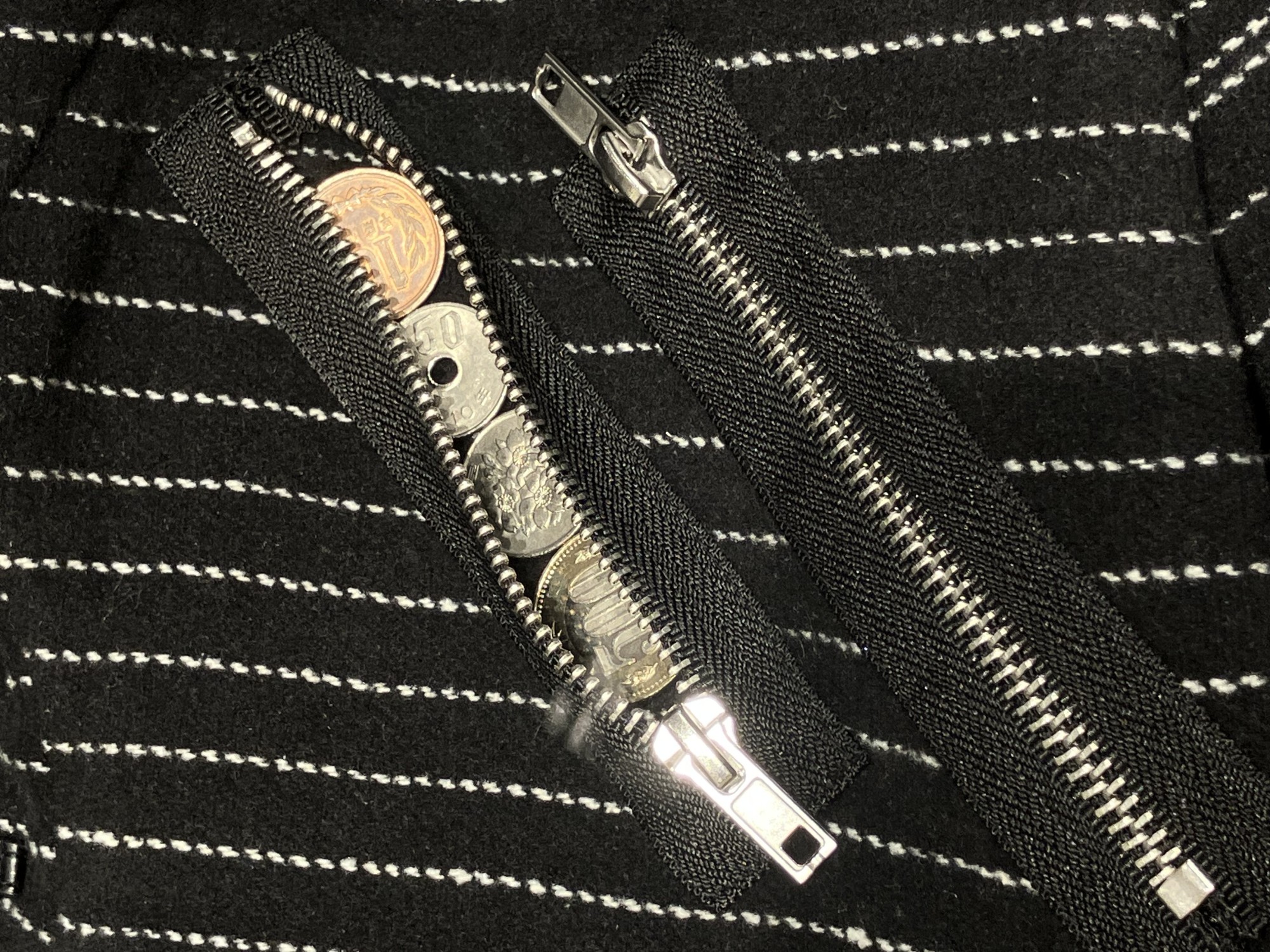 〘辛口コーデの仕上げに〙ビッグシルエットのモッズコート