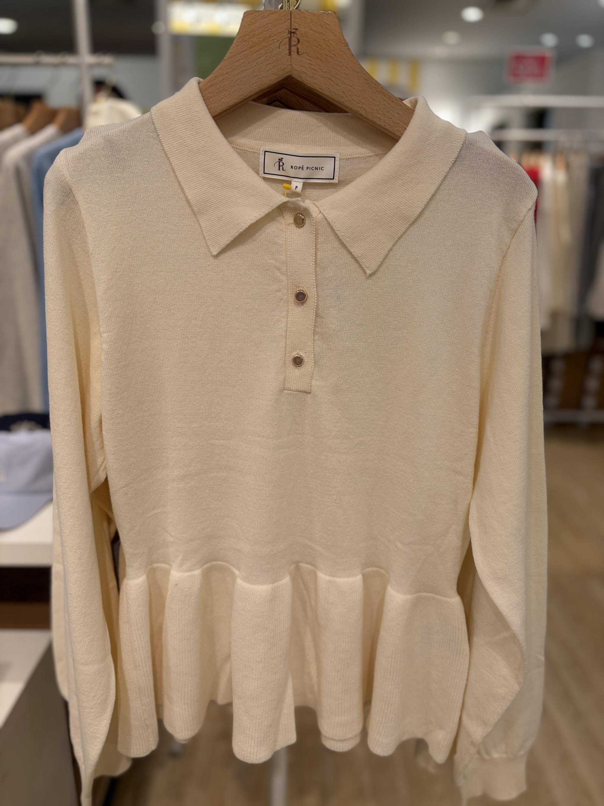 【甘さを抑えたペプラムシルエット】ニットポロ