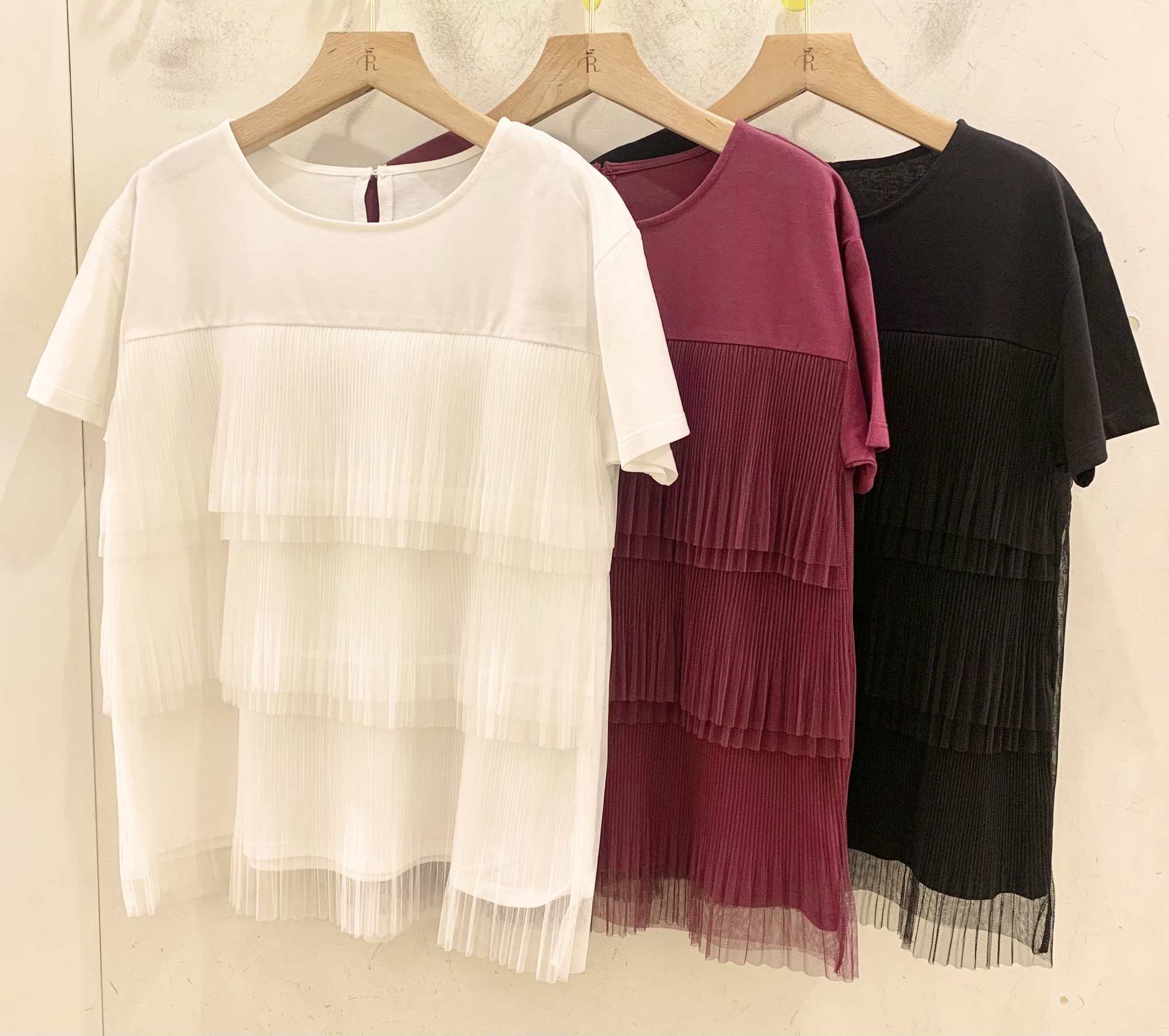 【秋服にもシフトしやすいカラーも！】プリーツチュールトップス