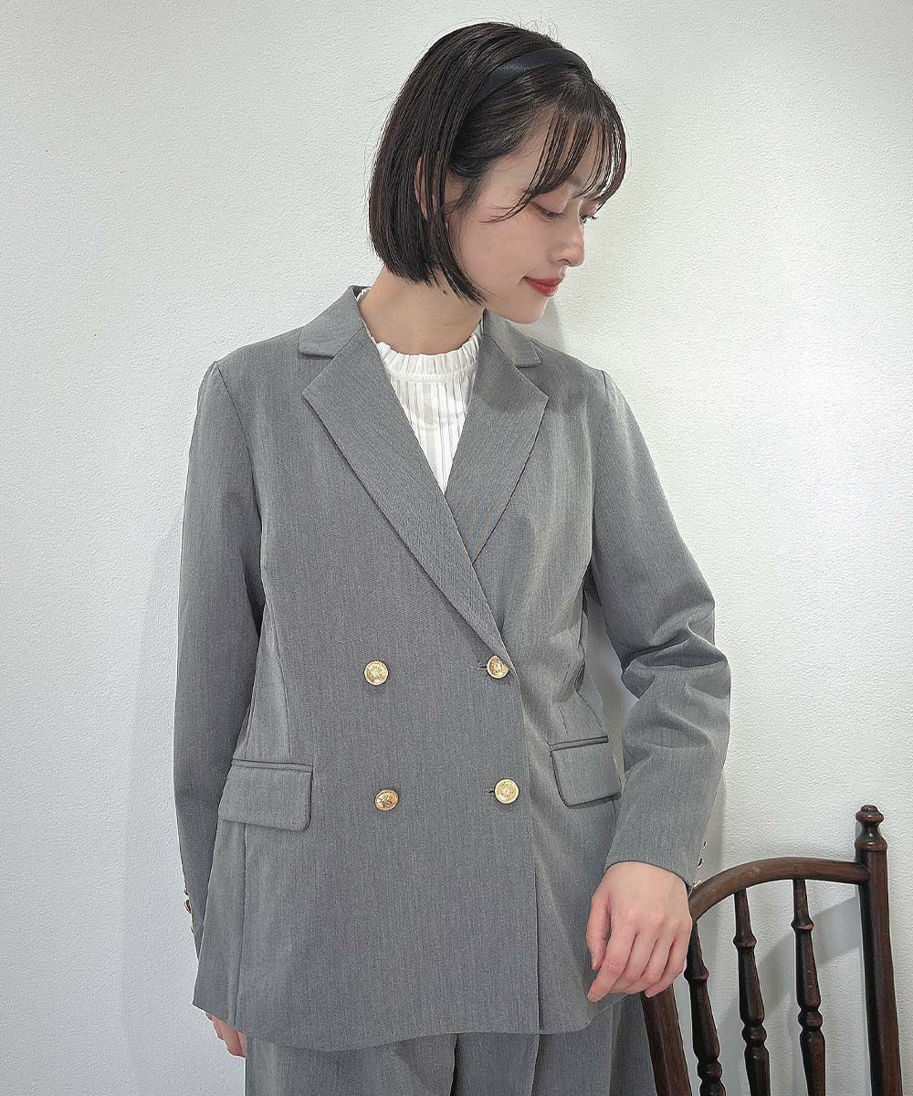 ゴールド釦をあしらったクラシカルなダブルジャケット🌹