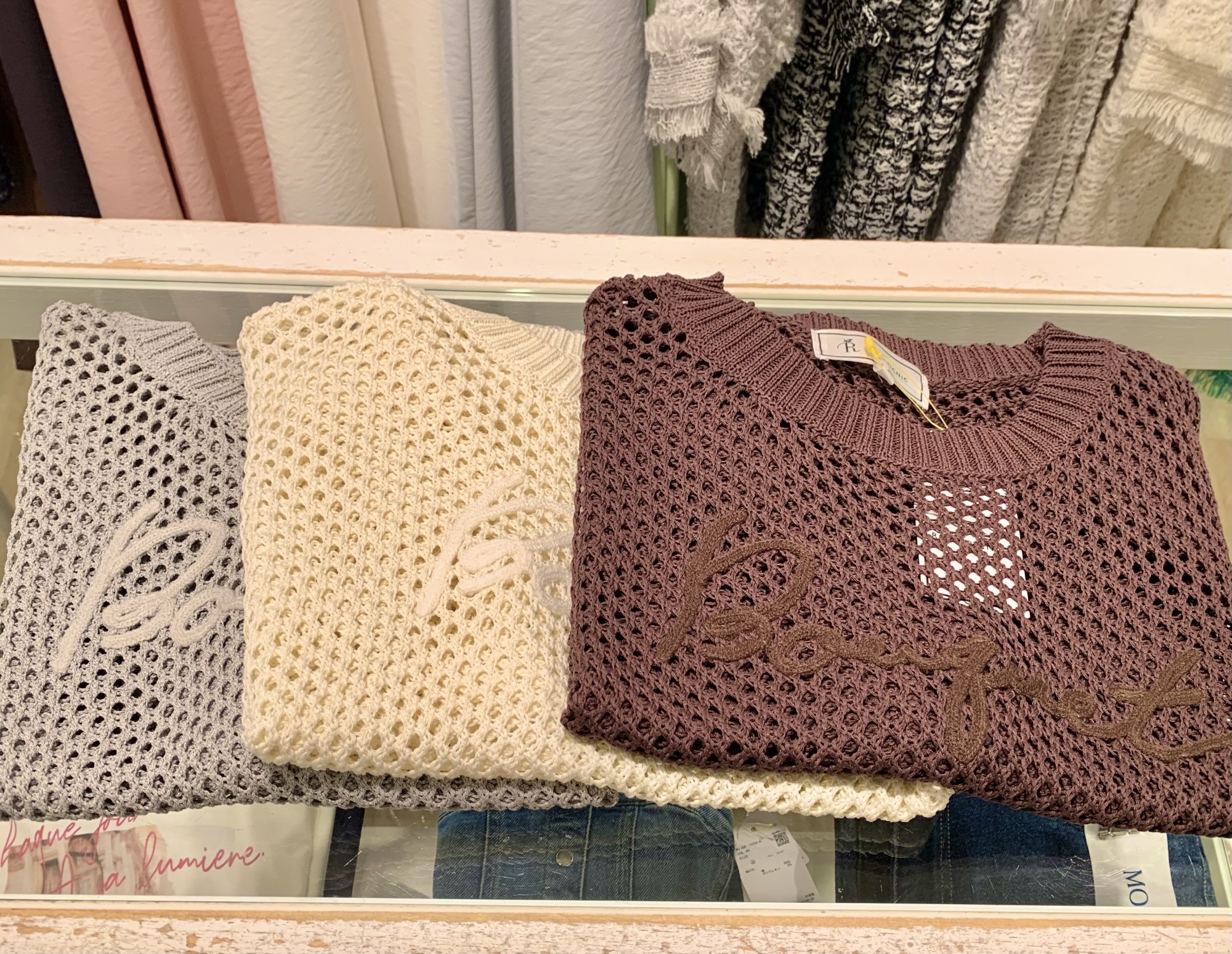 【シンプルなスタイルにプラス！】メッシュロゴニット