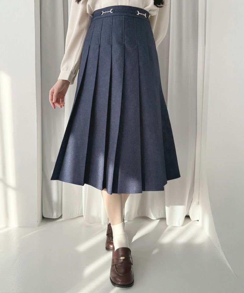 デニムライクな素材にビット使いが上品に効いたプリーツスカート🌼