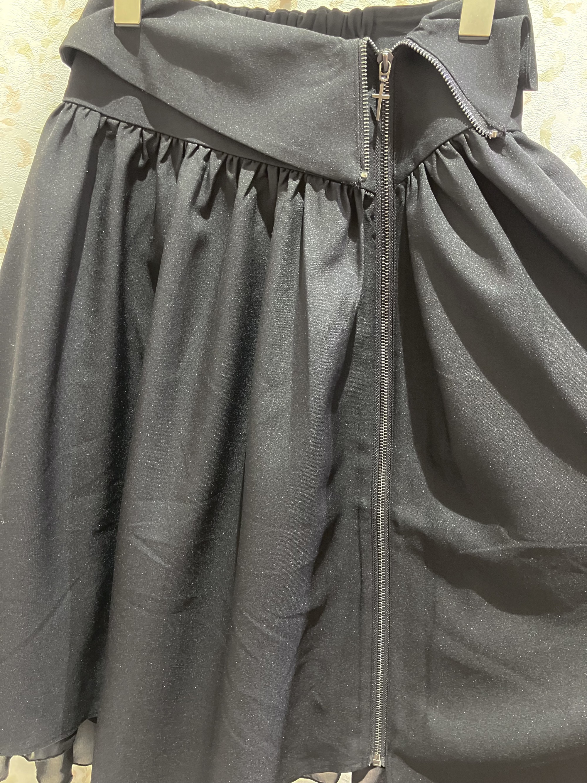 〘折り返しデザインが目を惹く〙イレヘムスカート