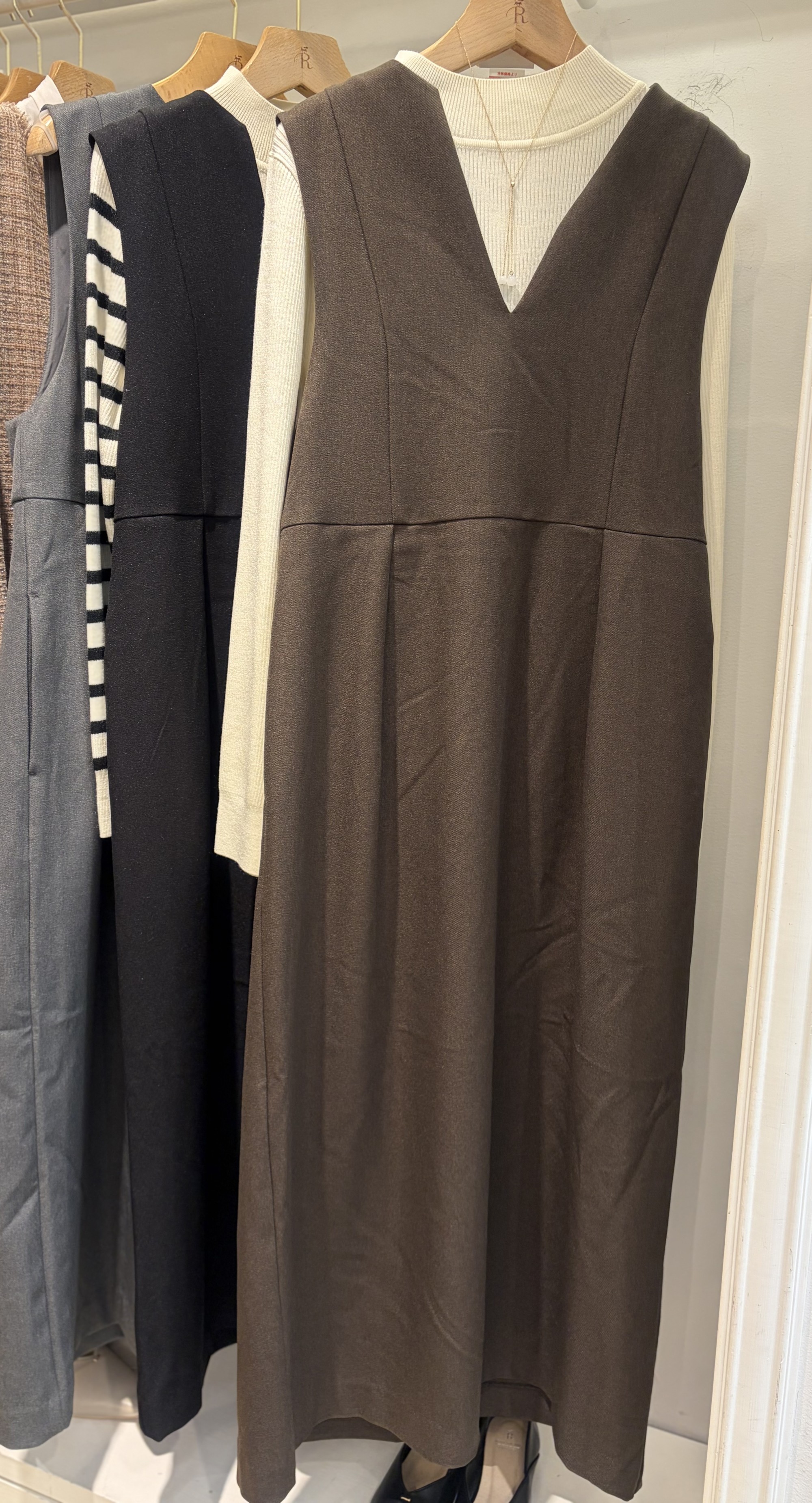 【レイヤードスタイルを上品に】ジャンパースカート