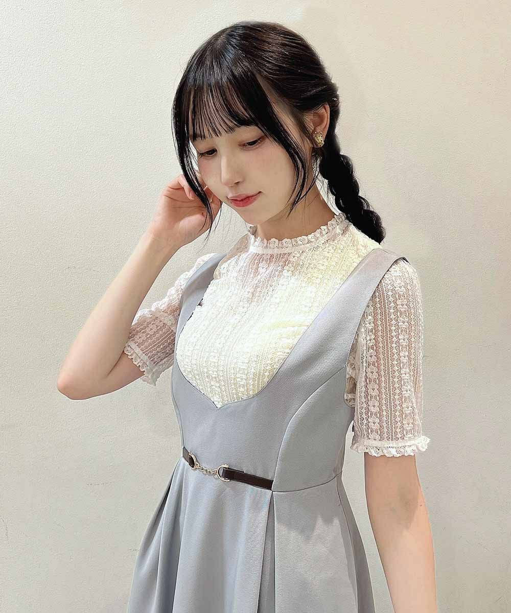 フラワーモチーフのストライプレースを使用したガーリーなトップス🌼