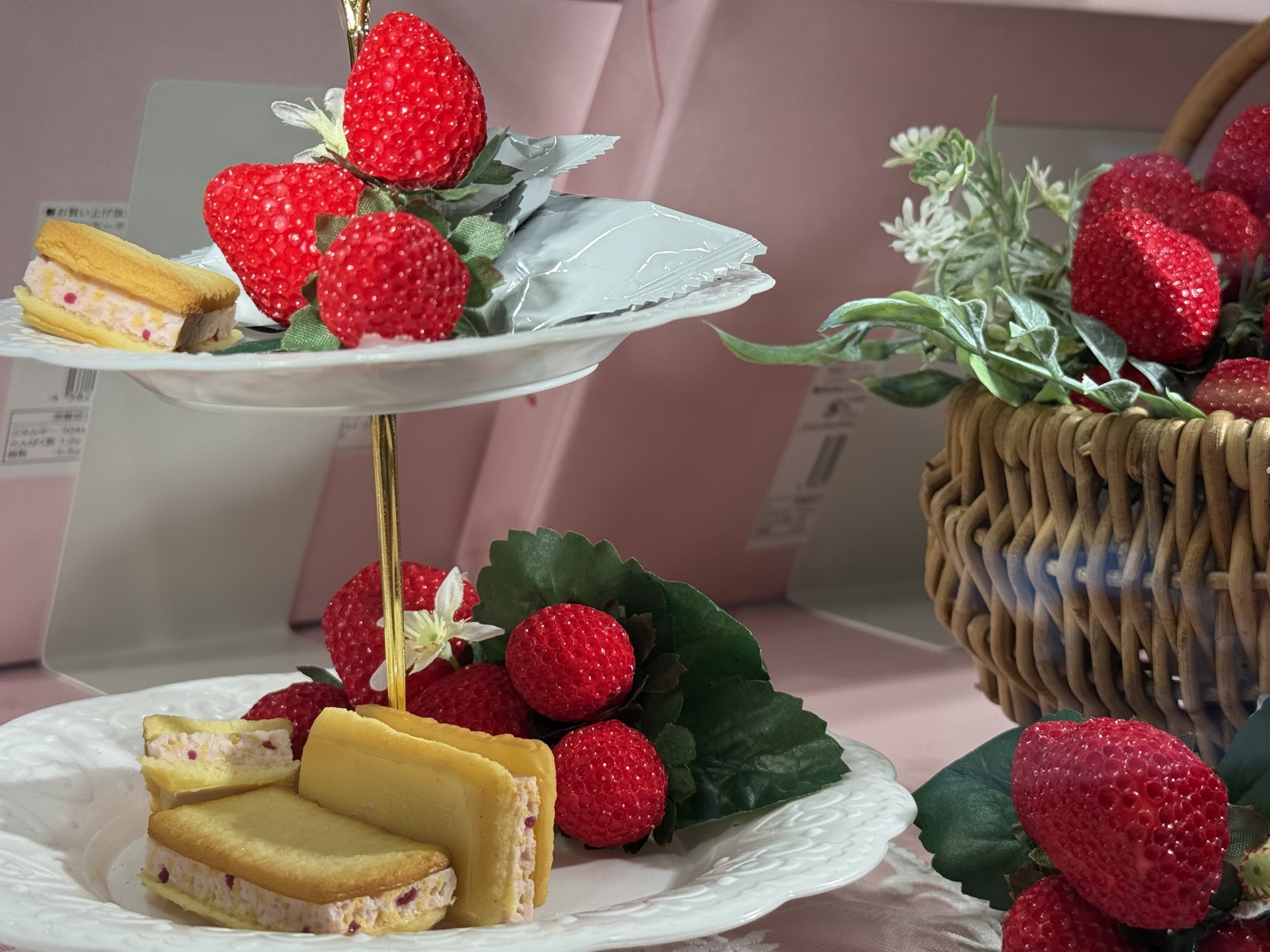 【🍓当店人気ナンバーワン✨】 \あまおう苺のバターサンドクッキー/