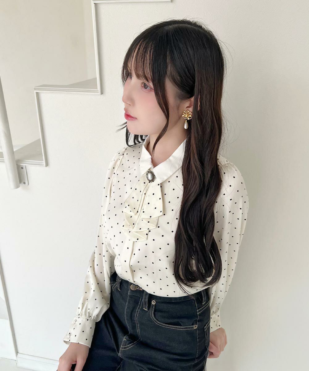 ブローチ付きのラッフルタイが上品なドットブラウス🌼