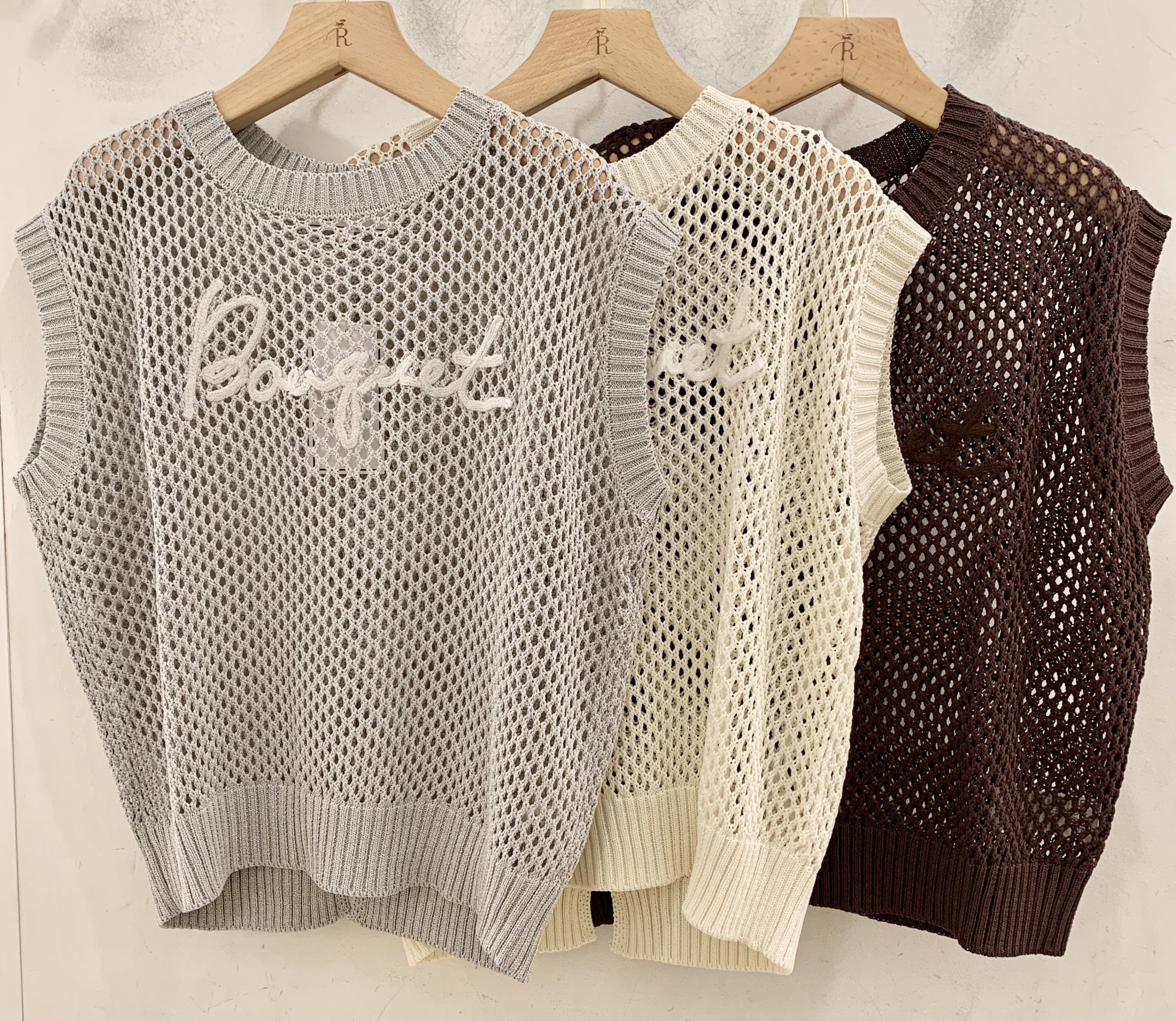 【シンプルなスタイルにプラス！】メッシュロゴニット