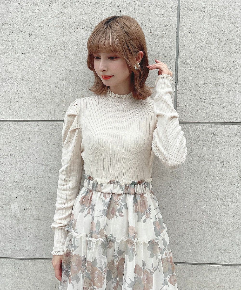 クラシカルなタックから生み出されるパフスリーブのシルエットが魅力的なリブニット🌼