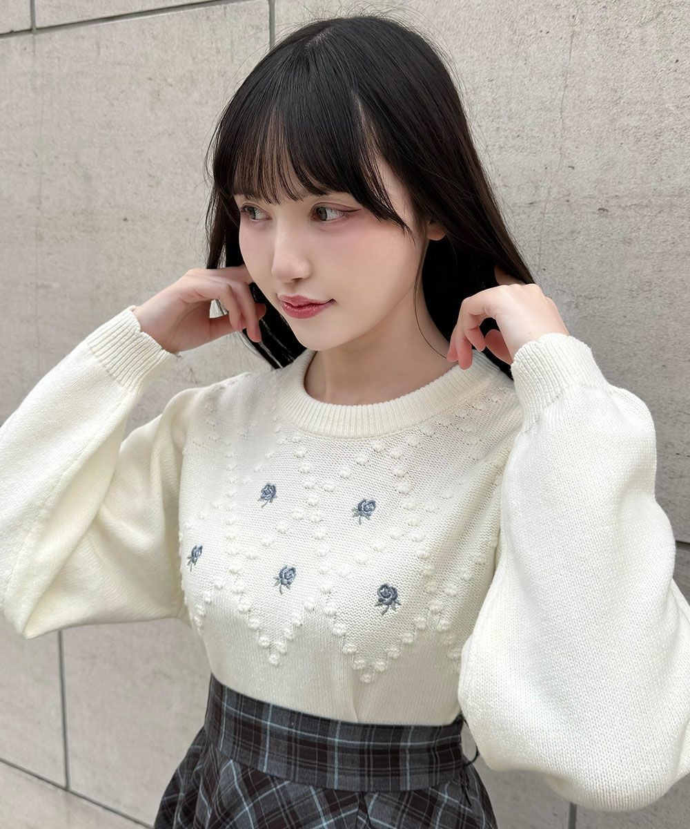 フロントのプチローズ刺繍がガーリーなニットプルオーバー🧶