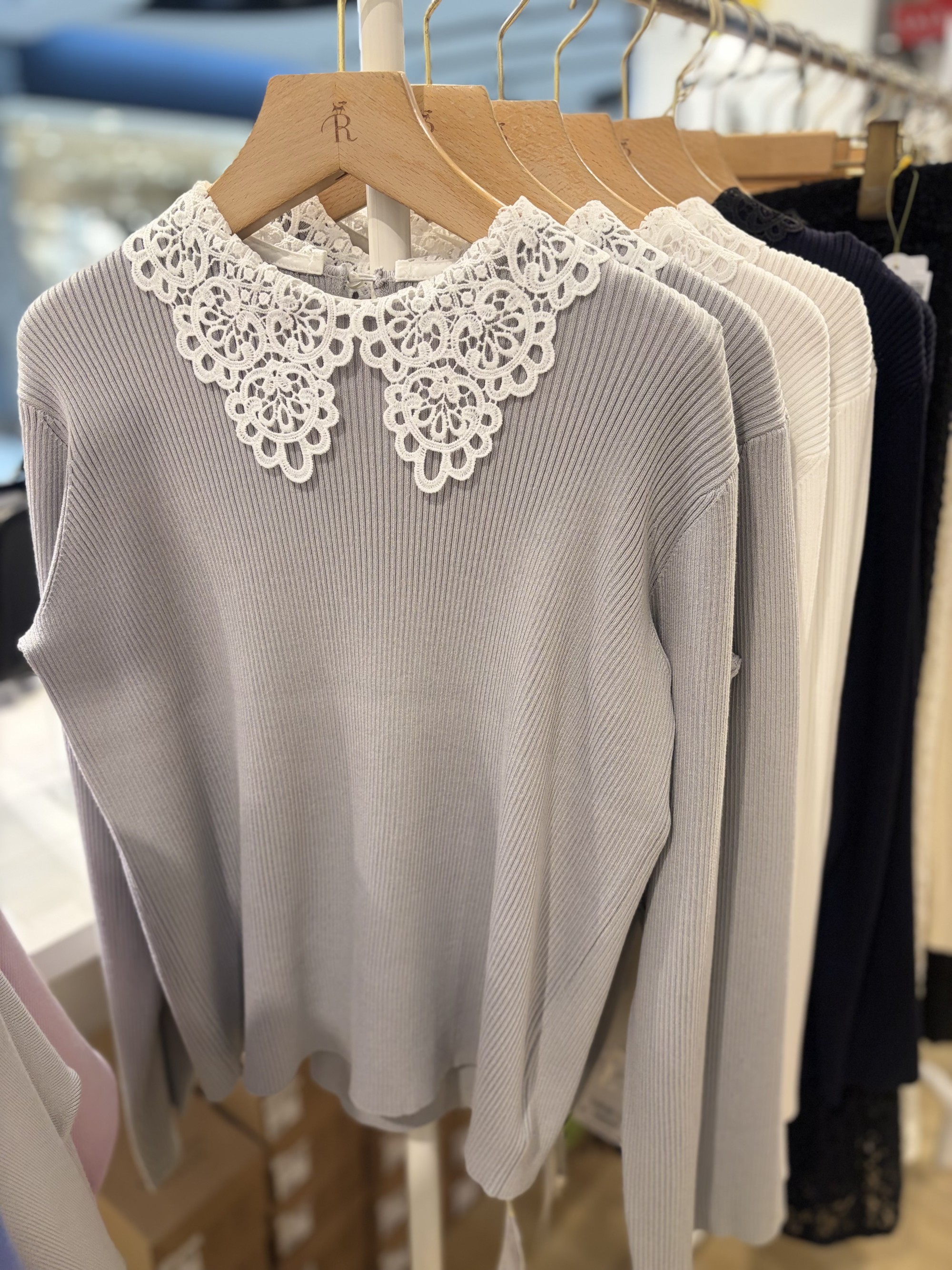 【甘さ控えめ、品よく華やぐ】リブニット