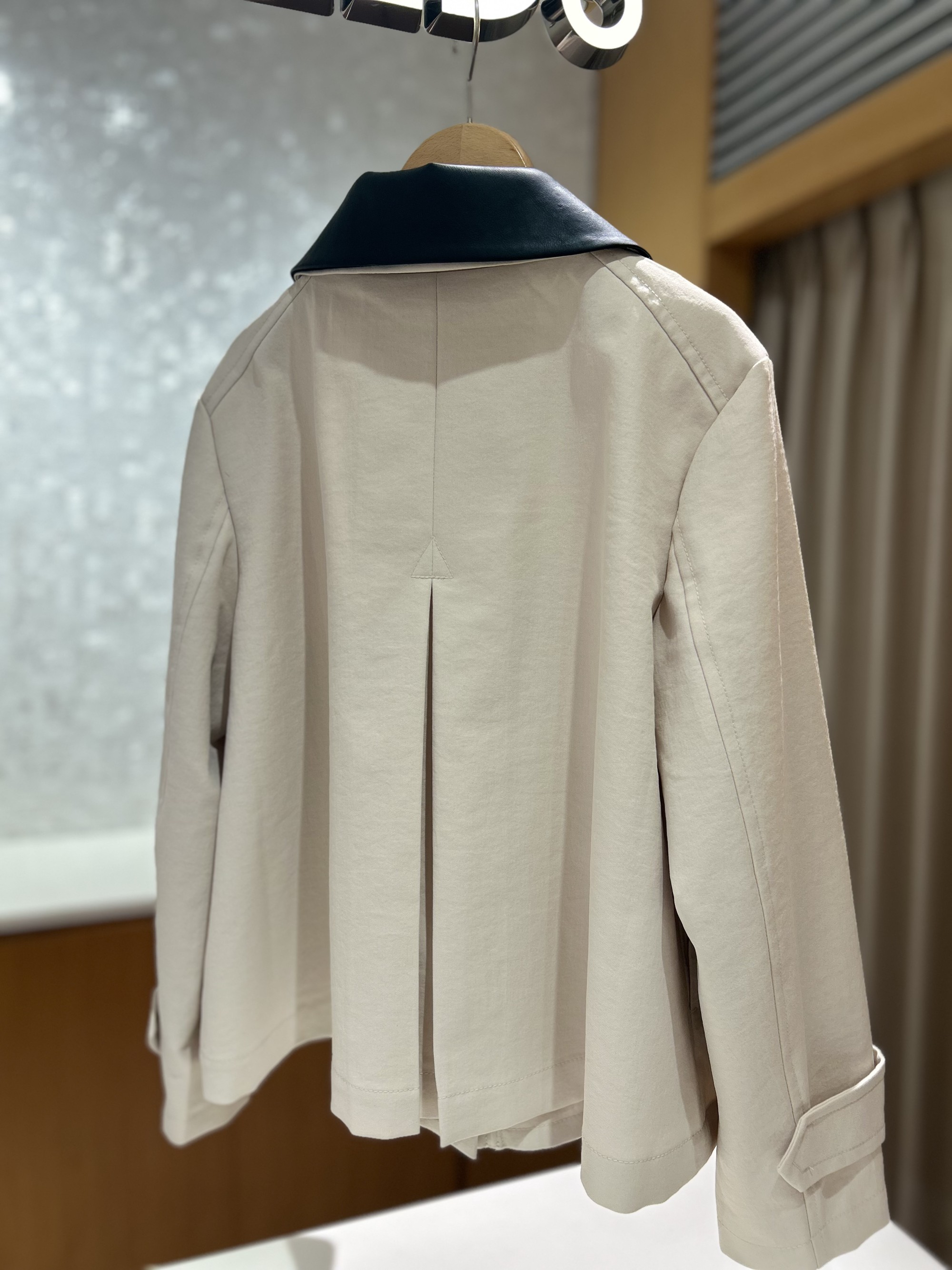 すずらん刺繍のショートコート