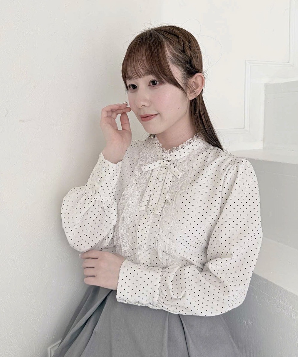 レースフリル使いがトレンドライクな甘さのブラウス♡