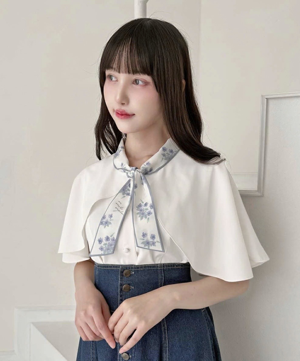 繊細な水彩タッチのスミレプリントがフェミニンなブラウス🐶