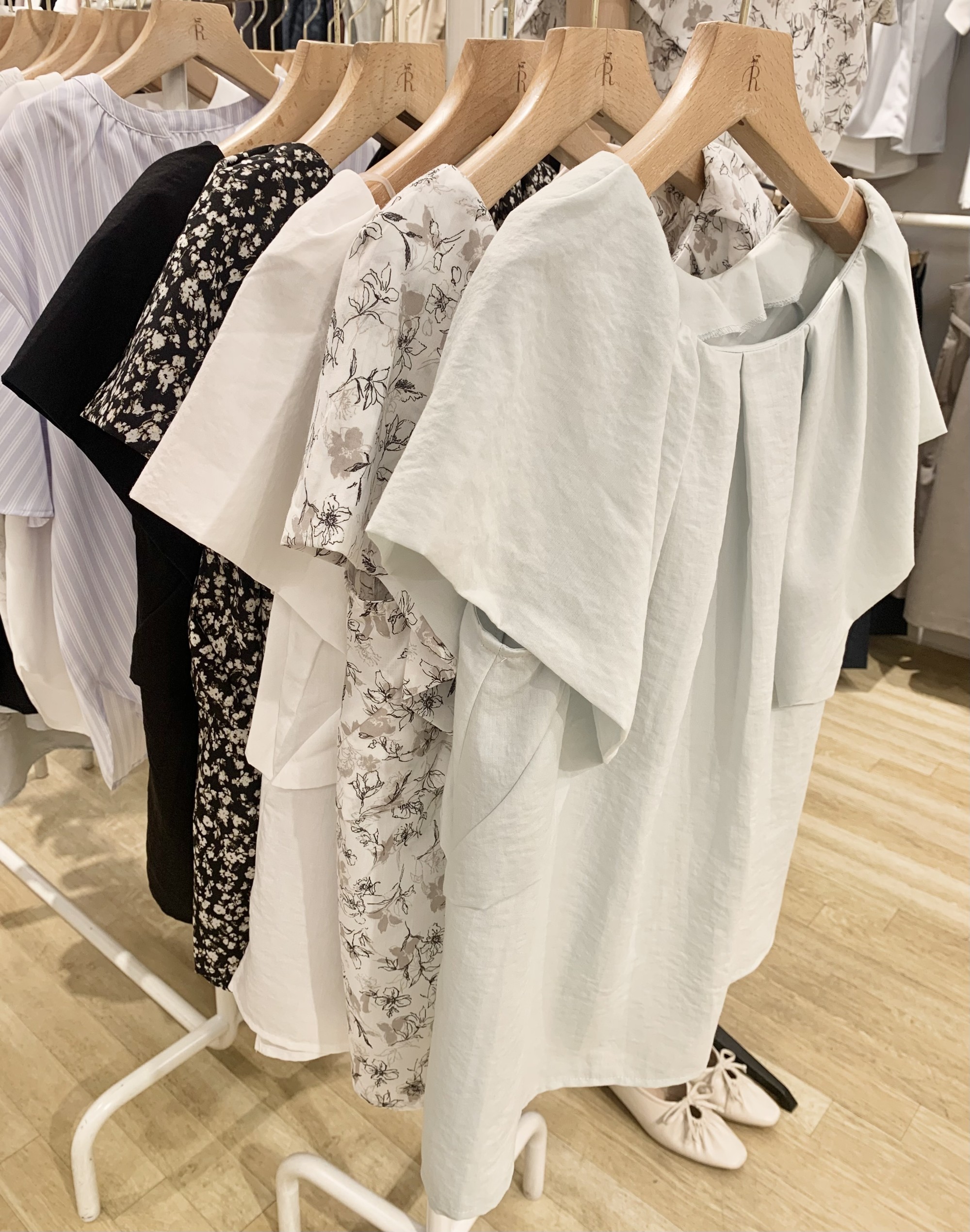 【ふわっと軽やか！盛夏にぴったり】ラッフルブラウス