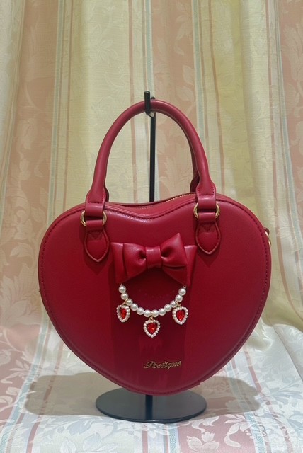 コーデの主役にもなるハートバッグ