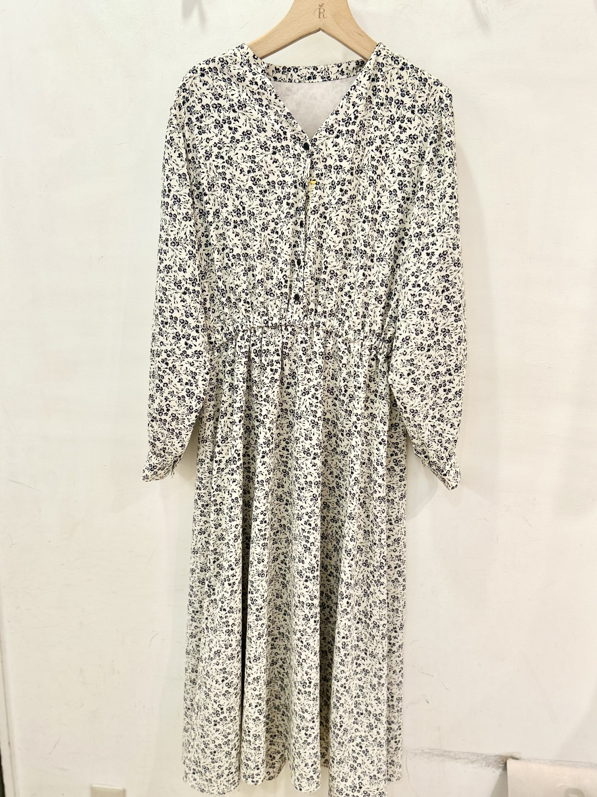 【新作】上品な小花柄ロングワンピース