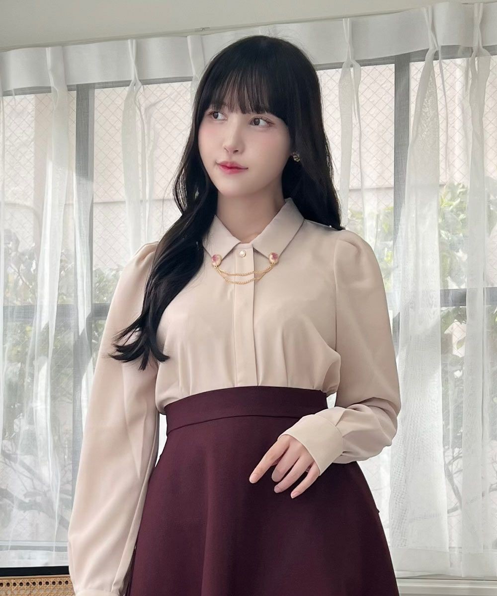 アンティーク調のローズカメオブローチが目を惹くブラウス💐