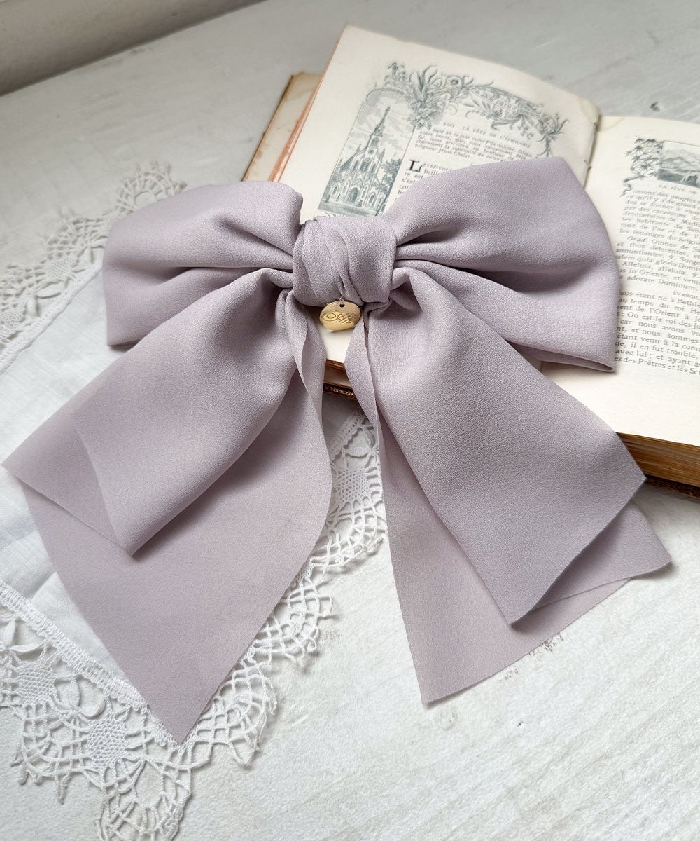 レディライクで存在感のあるラッフルリボンバレッタ。