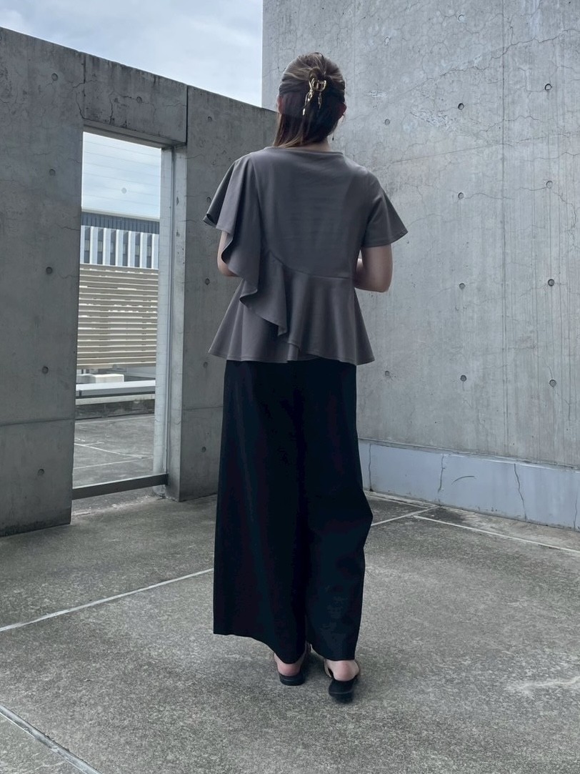 フリルデザインカットソー
