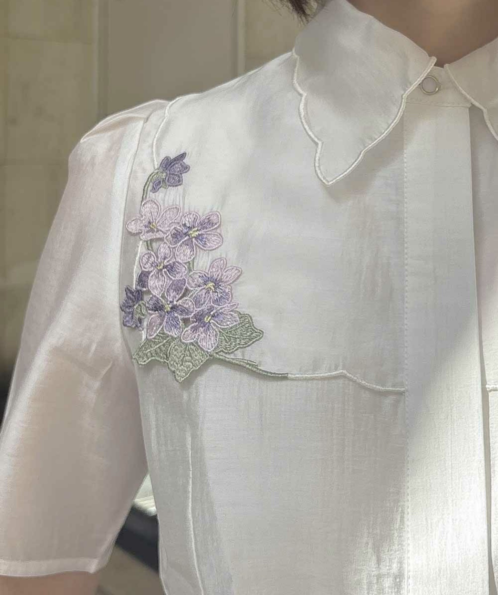 刺繍が上品な襟付きブラウス