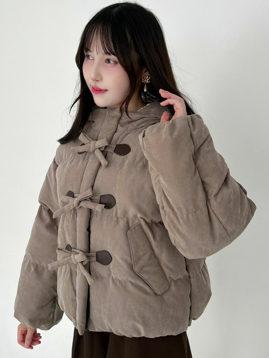 リボンモチーフが釦の代わりになった、キュートなダッフルコート❣️