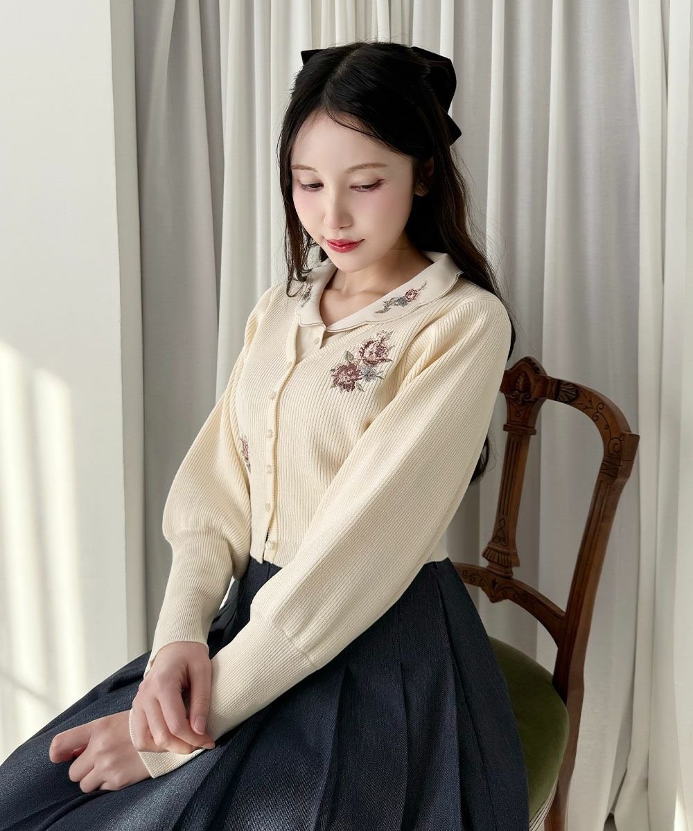 アシンメトリーに配置されたローズ刺繍がクラシカルなニットカーディガン🌸