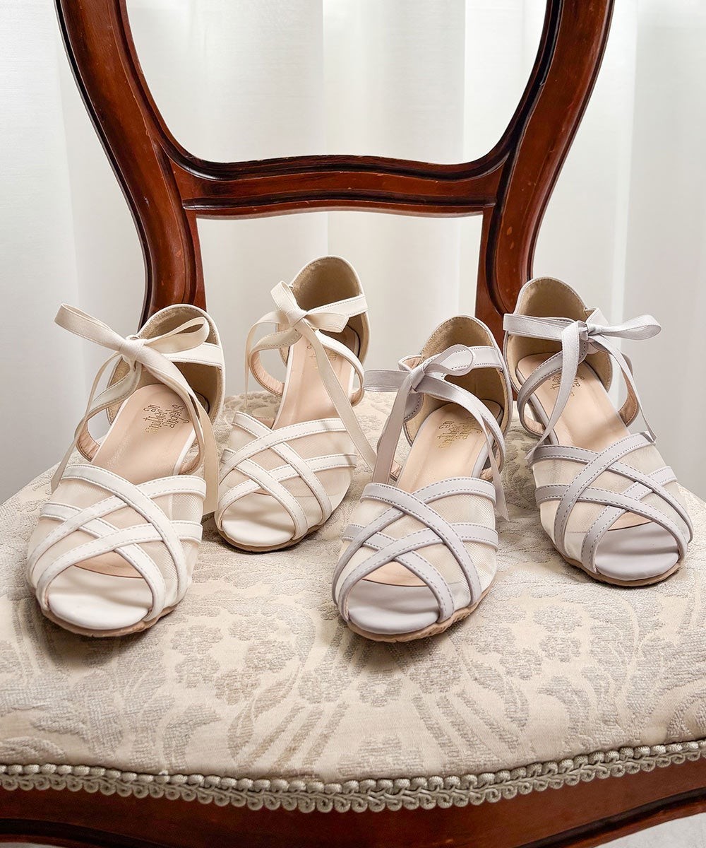 透け感のあるメッシュ素材にクロスリボンがあしらわれたサンダル。