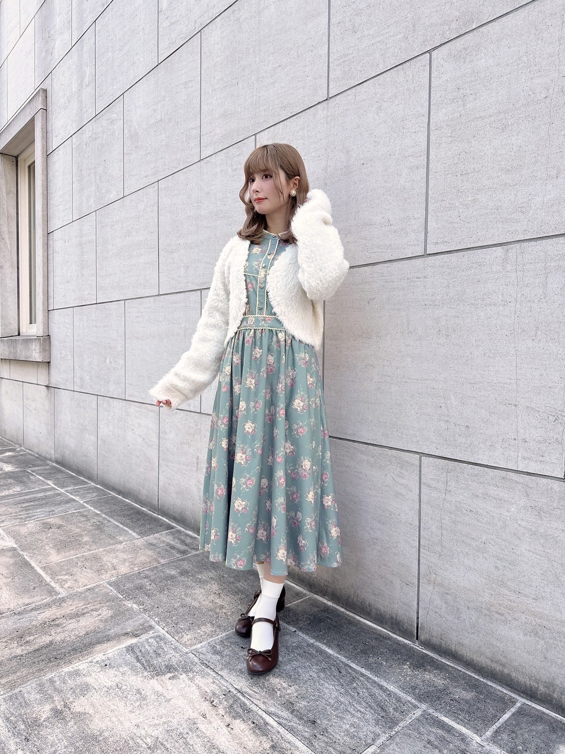 とびきりレトロな花柄が目を惹くワンピース。