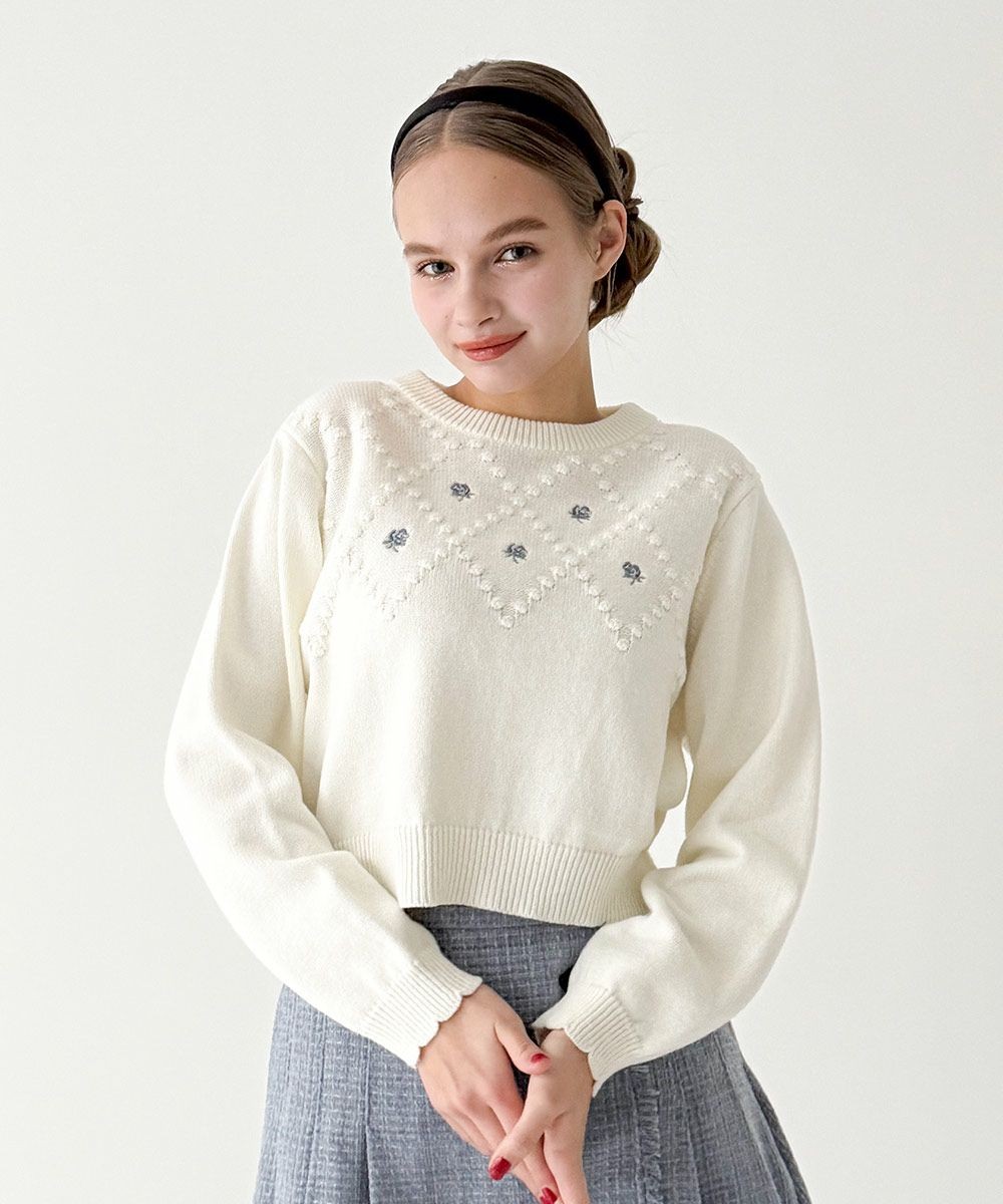 フロントのプチローズ刺繍がガーリーなニットプルオーバー🧶