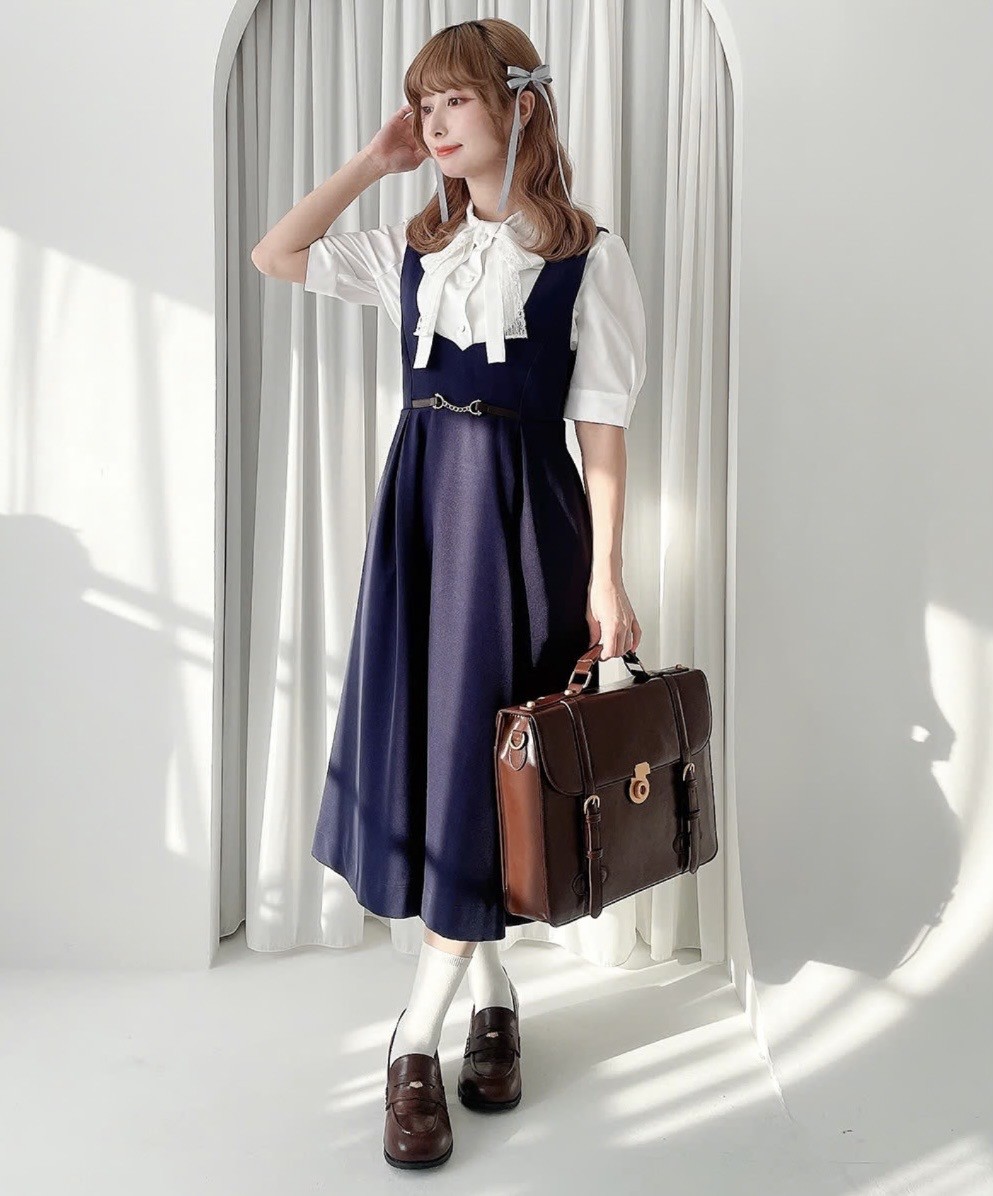 ウエストのチェーンビット使いがコーデを引き締めてくれるジャンスカ🫧