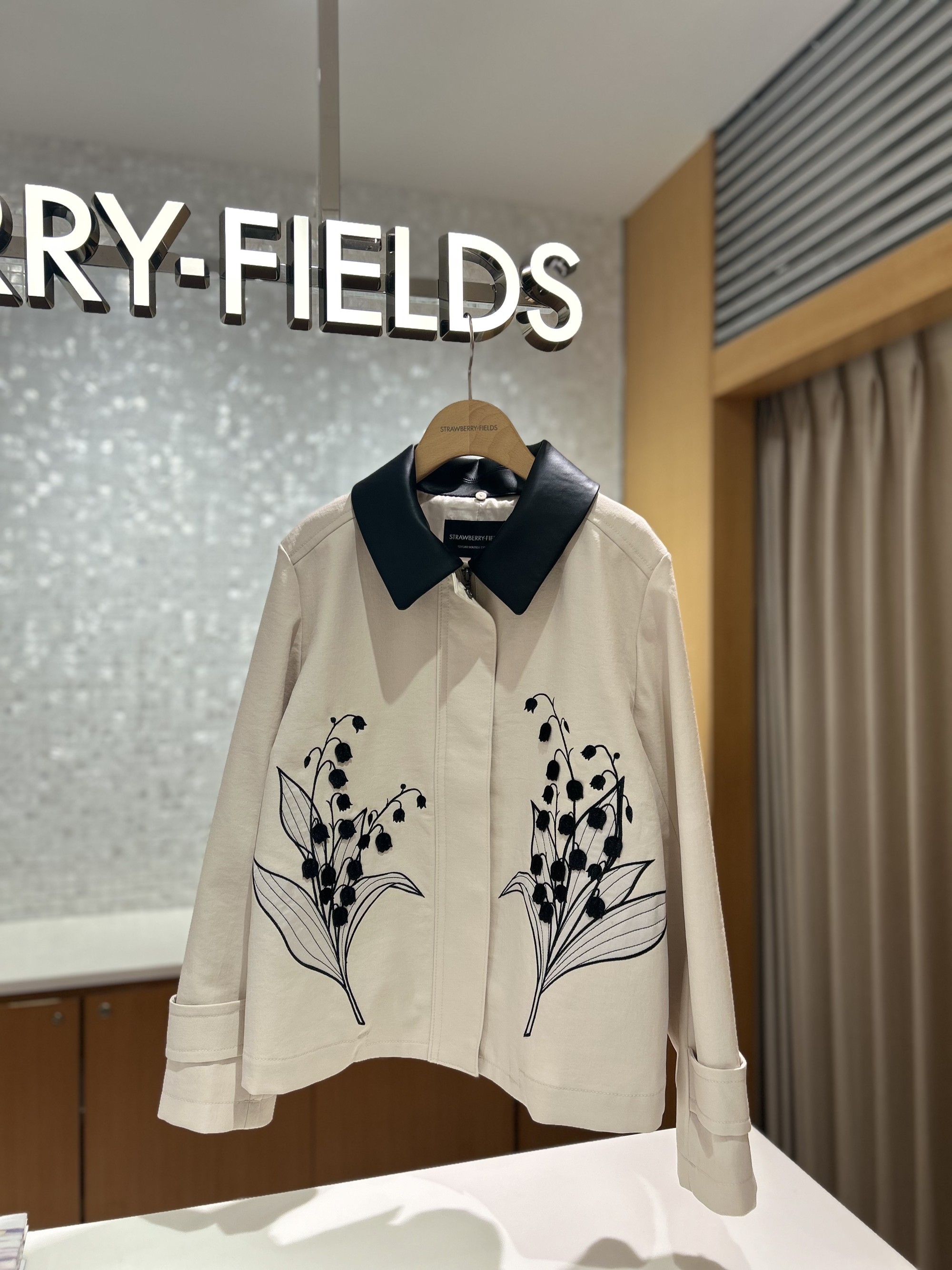 すずらん刺繍のショートコート