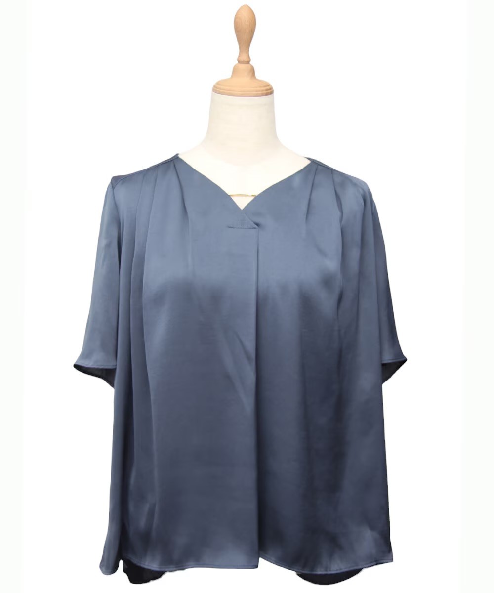 アクセいらずで華やぐヴィンテージサテンブラウス