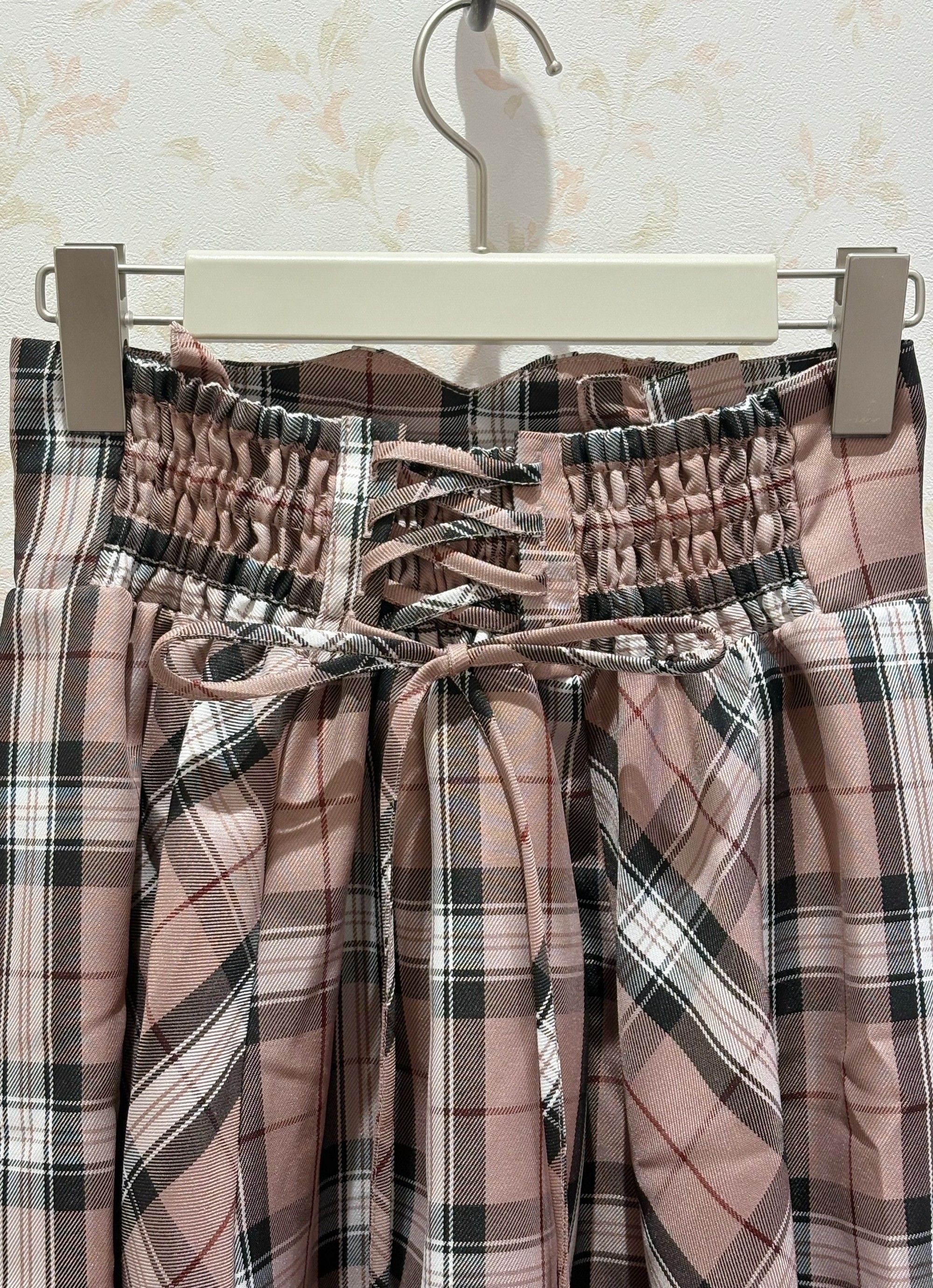 〘フリルサスがかわいい〙スカート