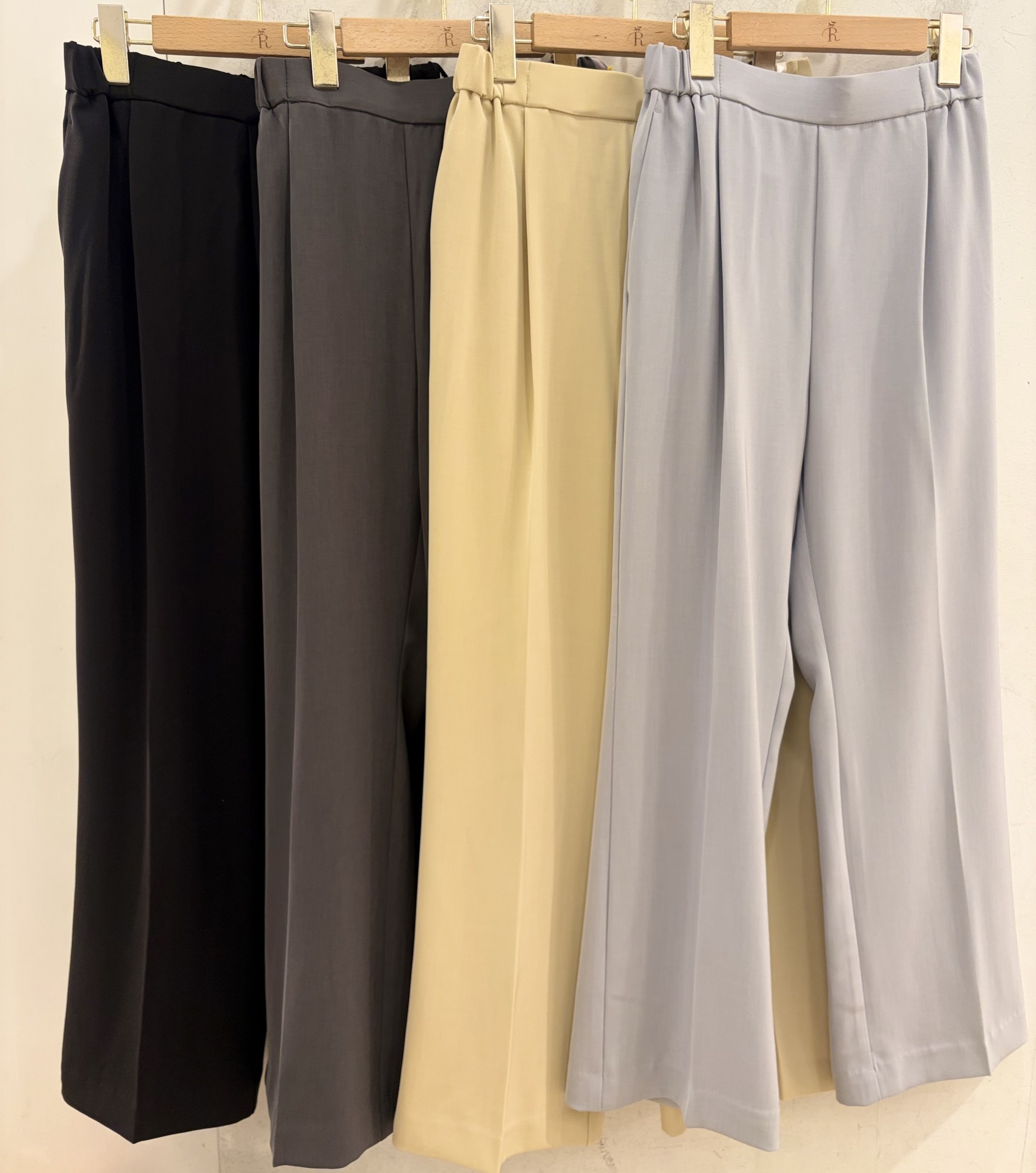 【楽に穿けてきれいに決まる】微フレアパンツ