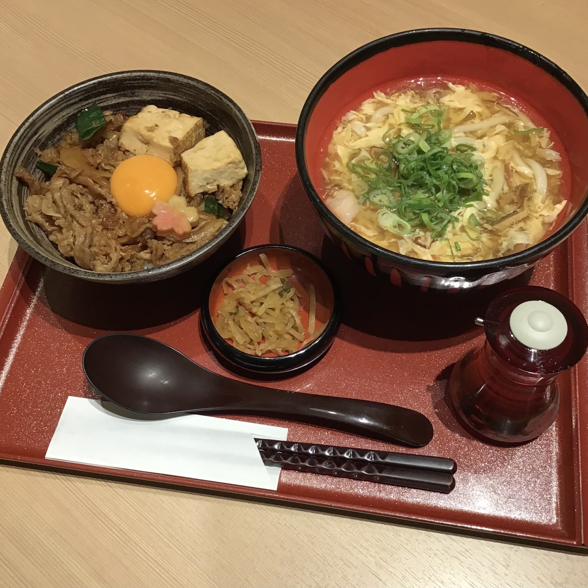 お好みの丼と小うどんが選べる定食✨