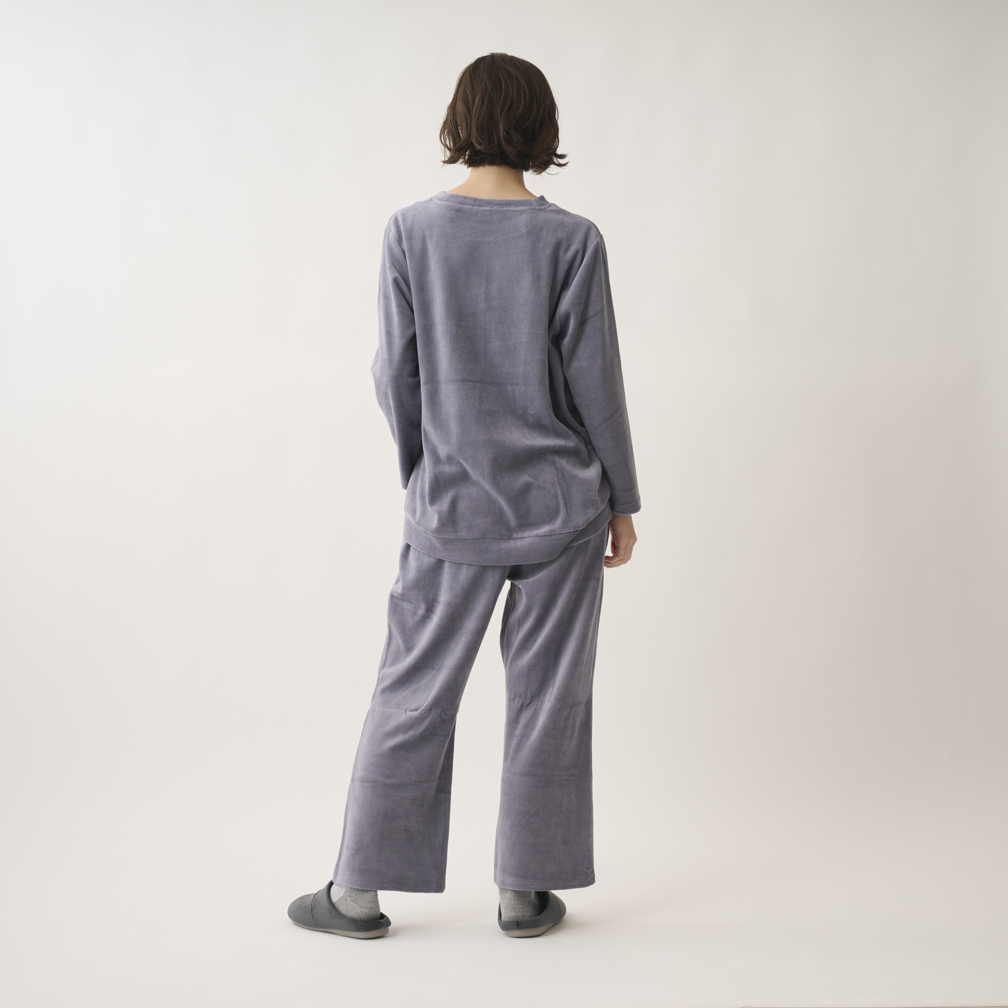 静電気防止で冬も快適!肌に嬉しい綿混ベロアのリラックスウェア