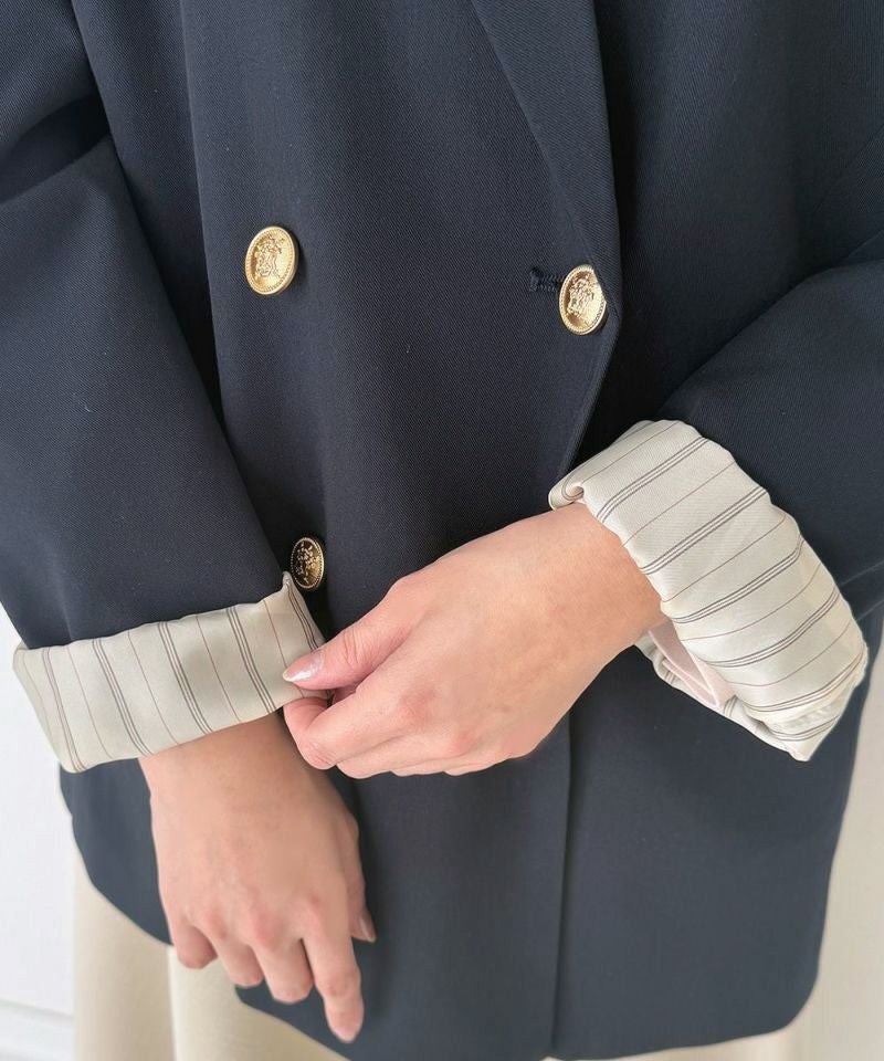 ゴールド釦をあしらったクラシカルなダブルジャケット。