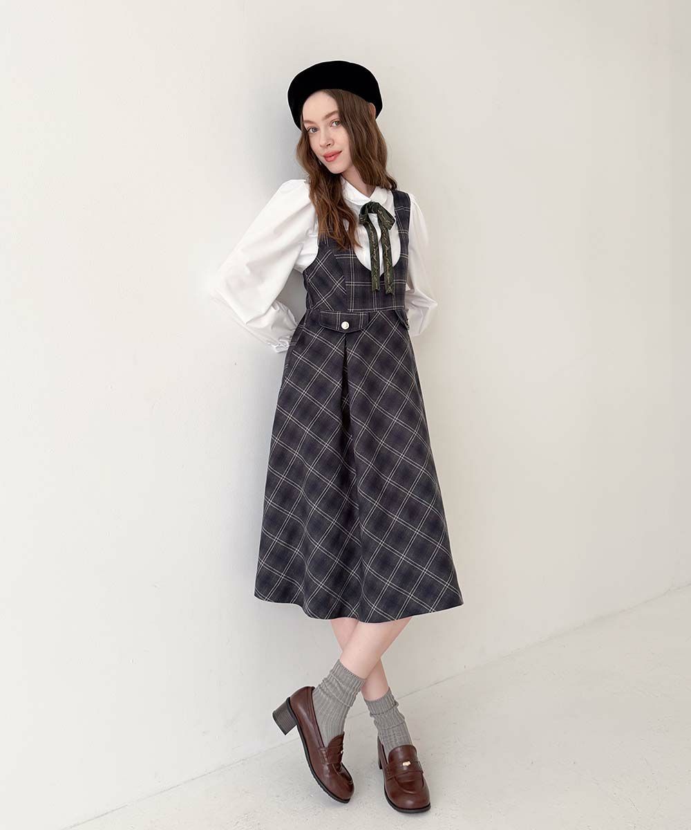 シーズンムードを感じるレトロなチェック柄が目を惹くジャンスカ🌷