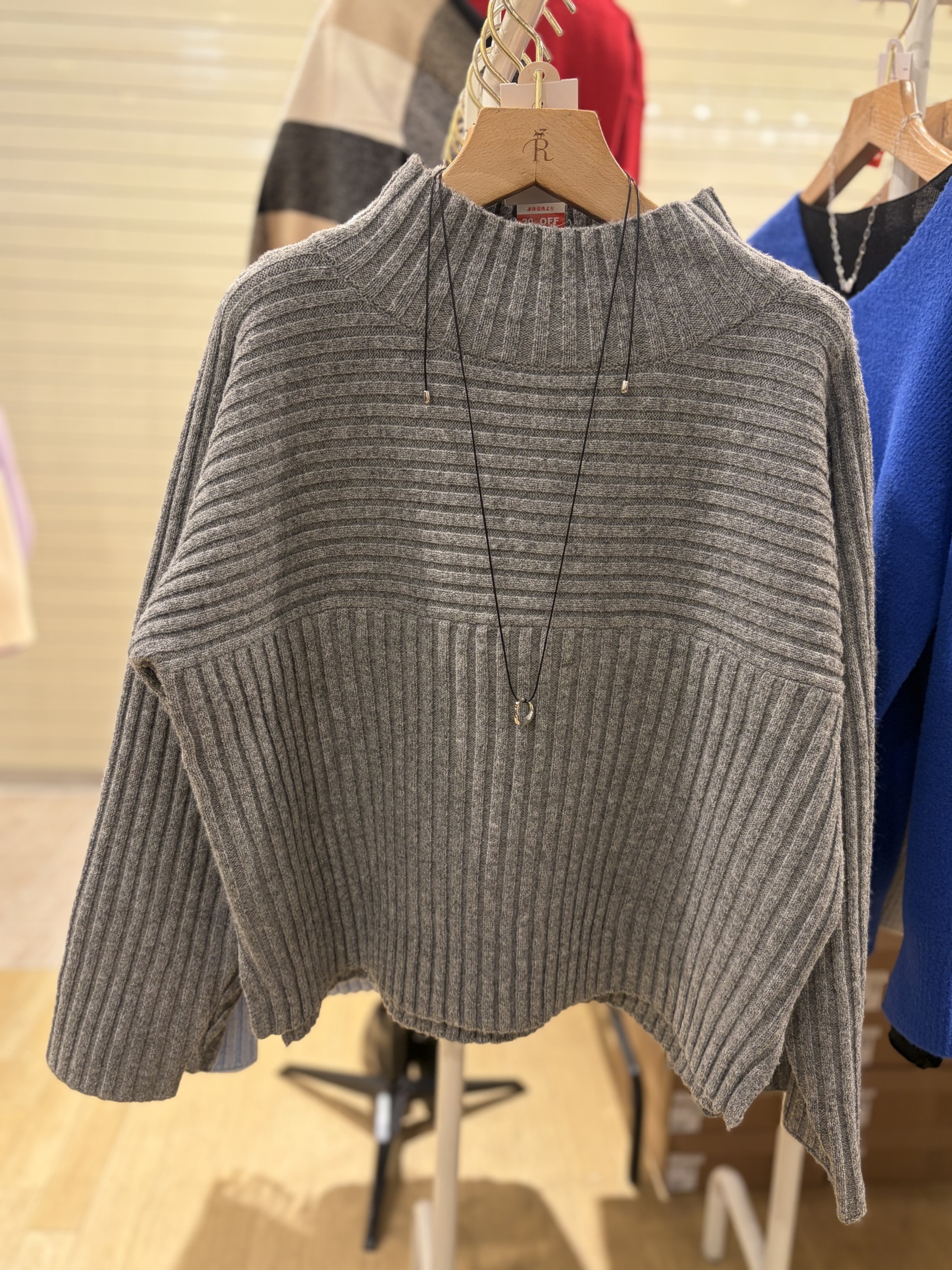 【チクチクしない優しい肌触り】リブ切り替えニット