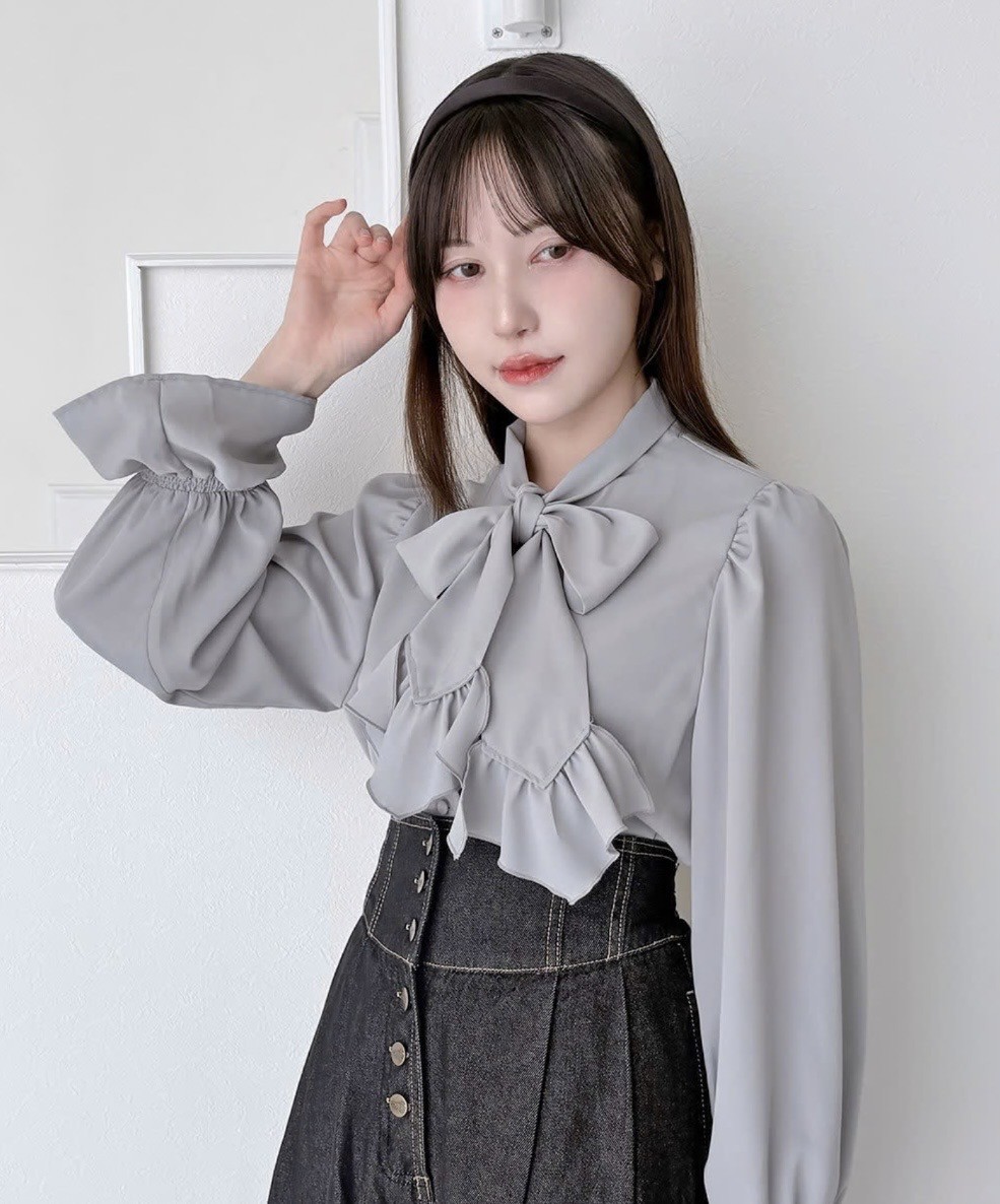 フリル付きボウタイがクラシカルで目を惹くブラウス🎀